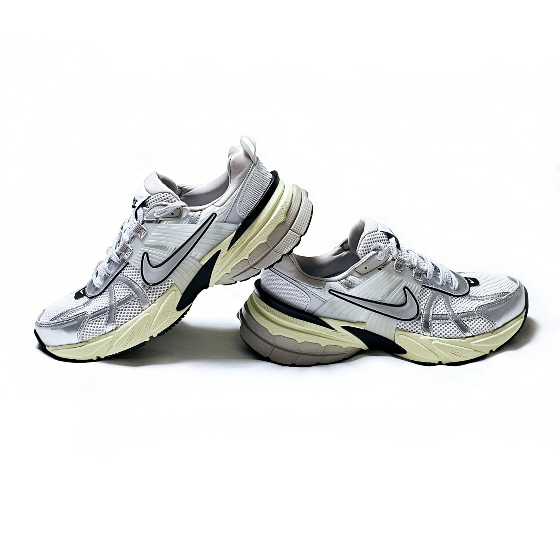 Nike V2K Run Summit White Metallic Silver 착용 스타일 - 3