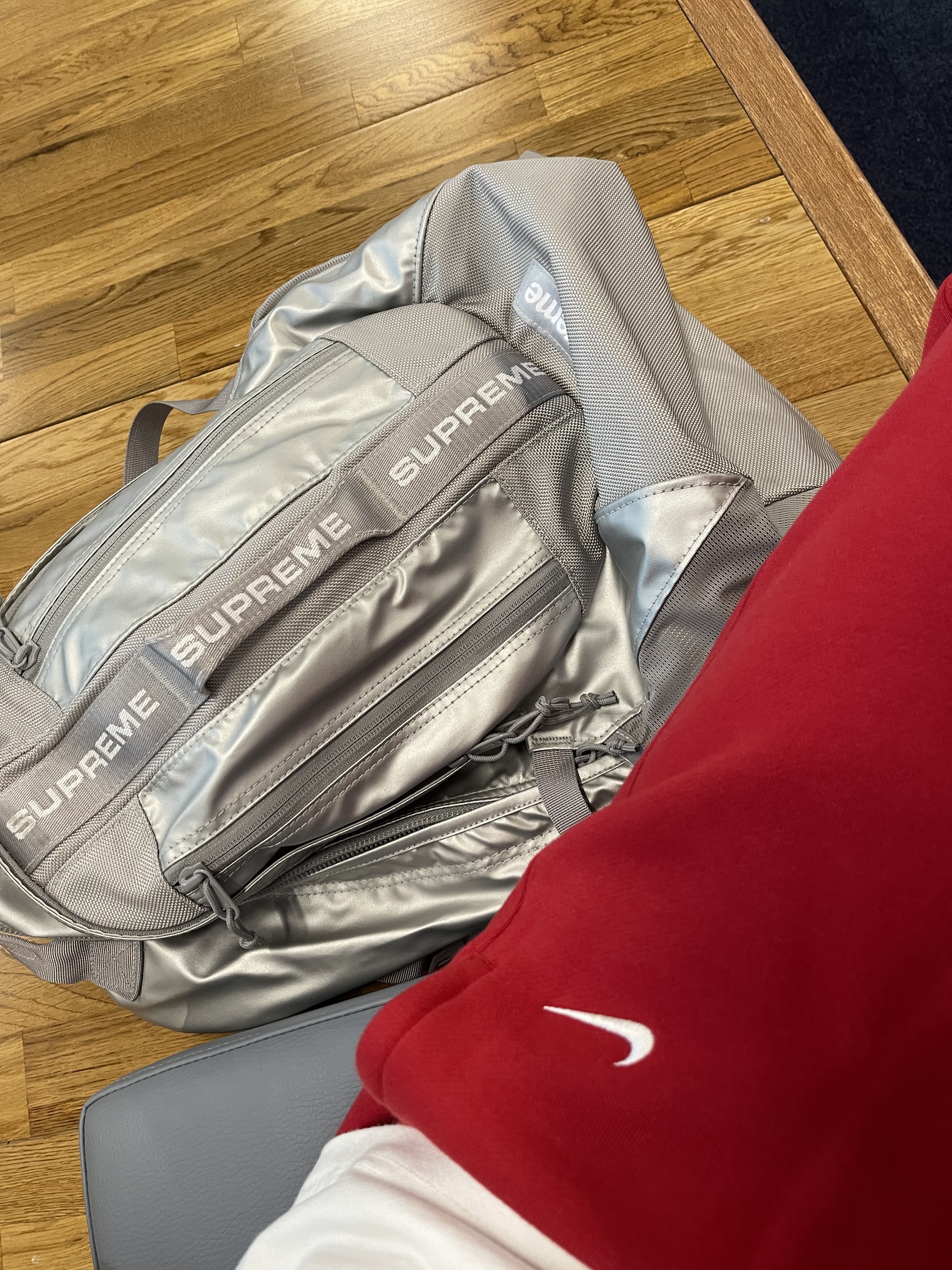 Supreme Backpack Silver - 22FW, Nike NRG Solo Swoosh Fleece Pants Gym Red - US/EU 착용 스타일