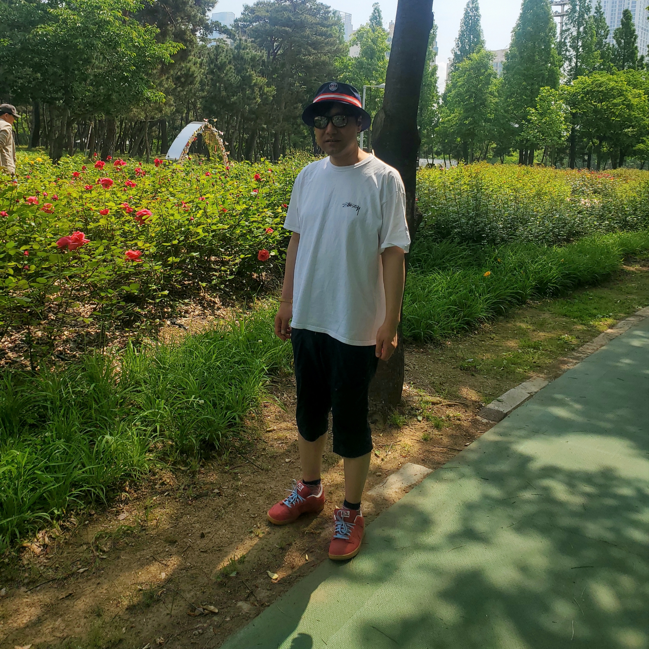 Nike SB Dunk Low Adobe, Stussy Modern Age T-Shirt White 착용 스타일