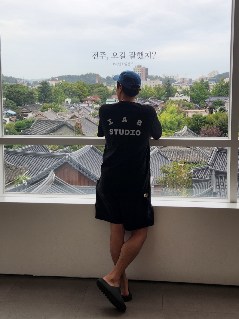 IAB Studio 10th Anniversary T-Shirt Black, Supreme Washed Chino Twill Camp Cap Denim - 22FW 착용 스타일 - 1