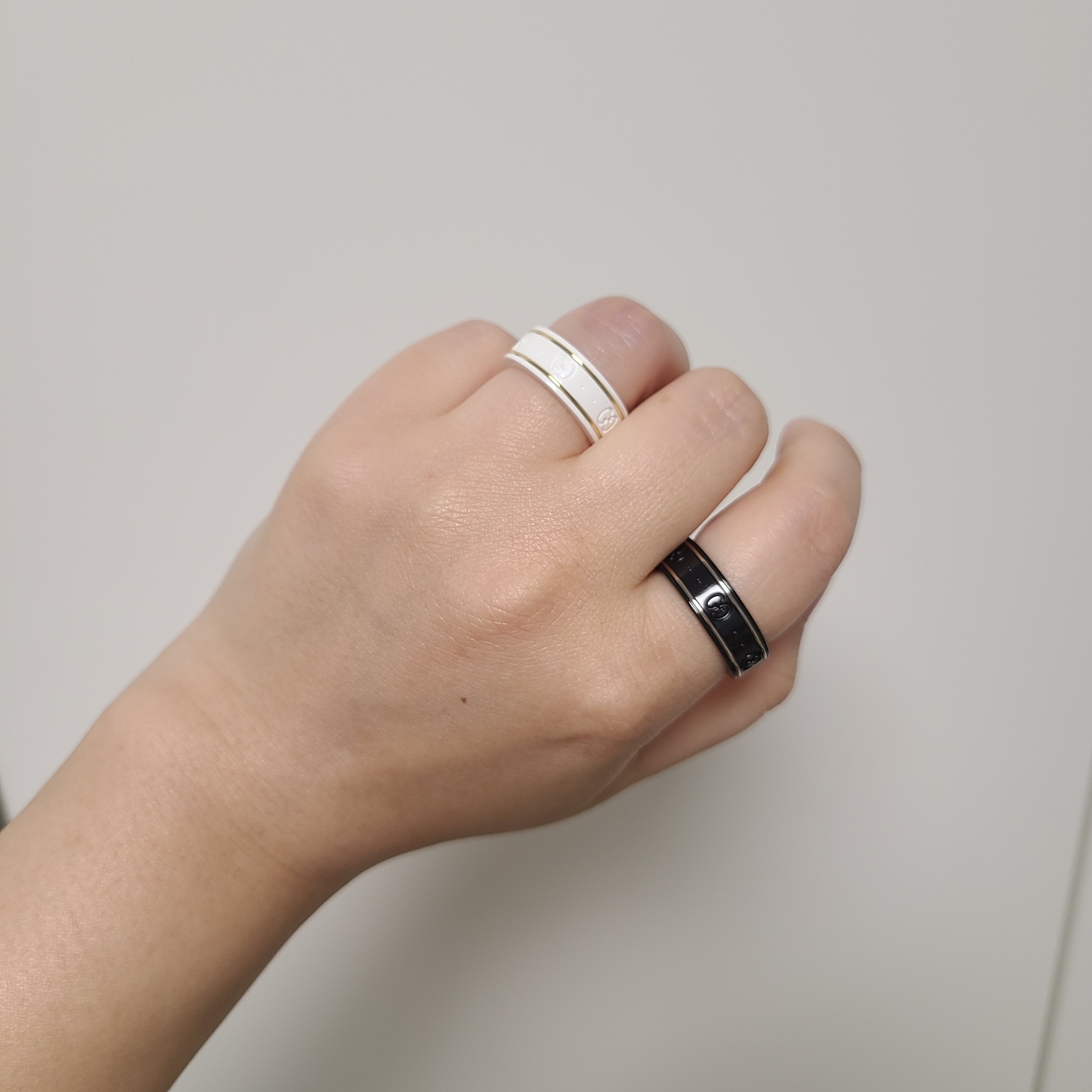 Gucci Icon Ring 18K Yellow Gold White, Gucci Icon Thin Band 18K White Gold Black 착용 스타일 - 1
