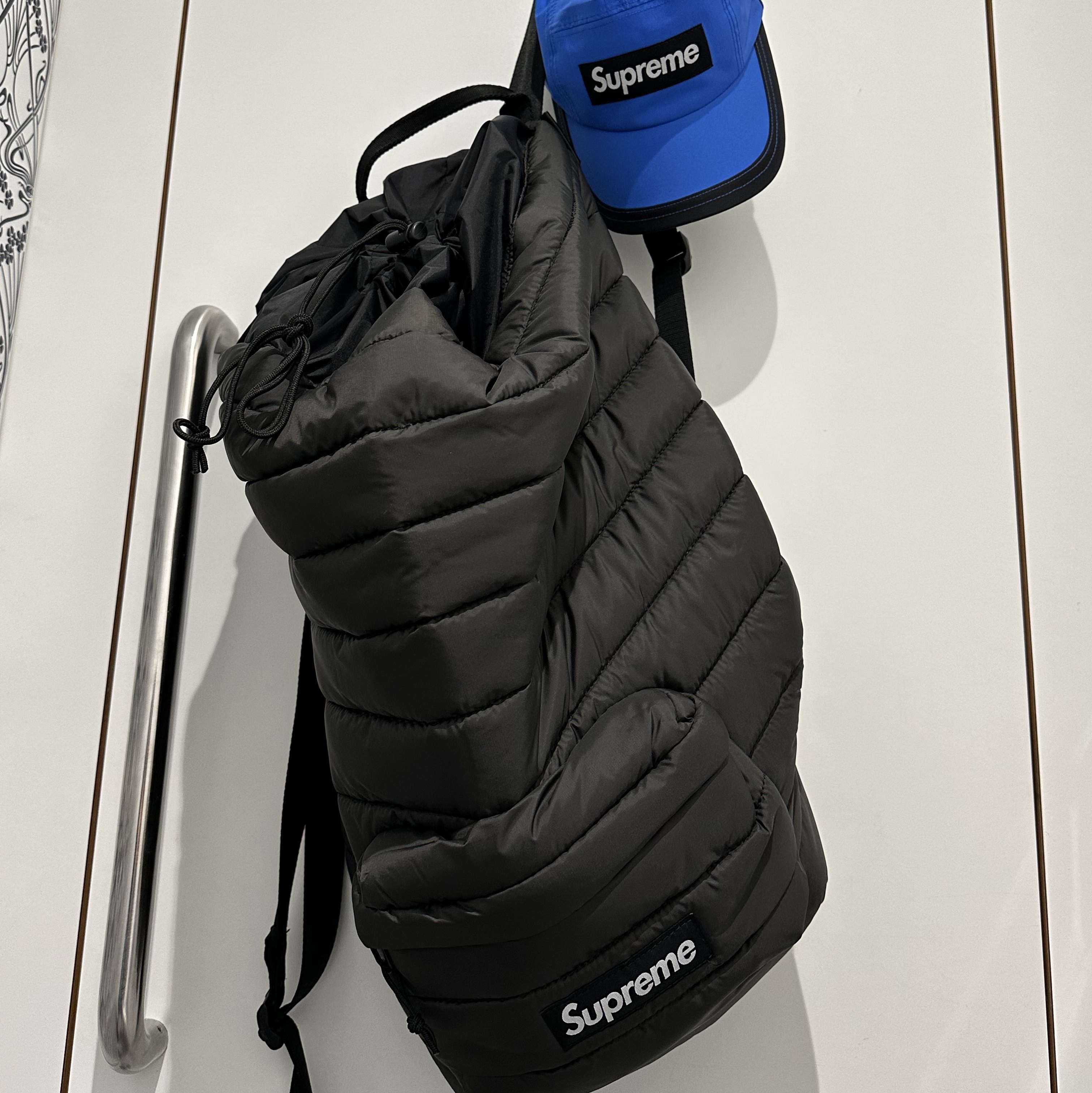 Supreme Puffer Backpack Black - 22FW, Supreme Gore-Tex Camp Cap Blue - 22FW 착용 스타일 - 1