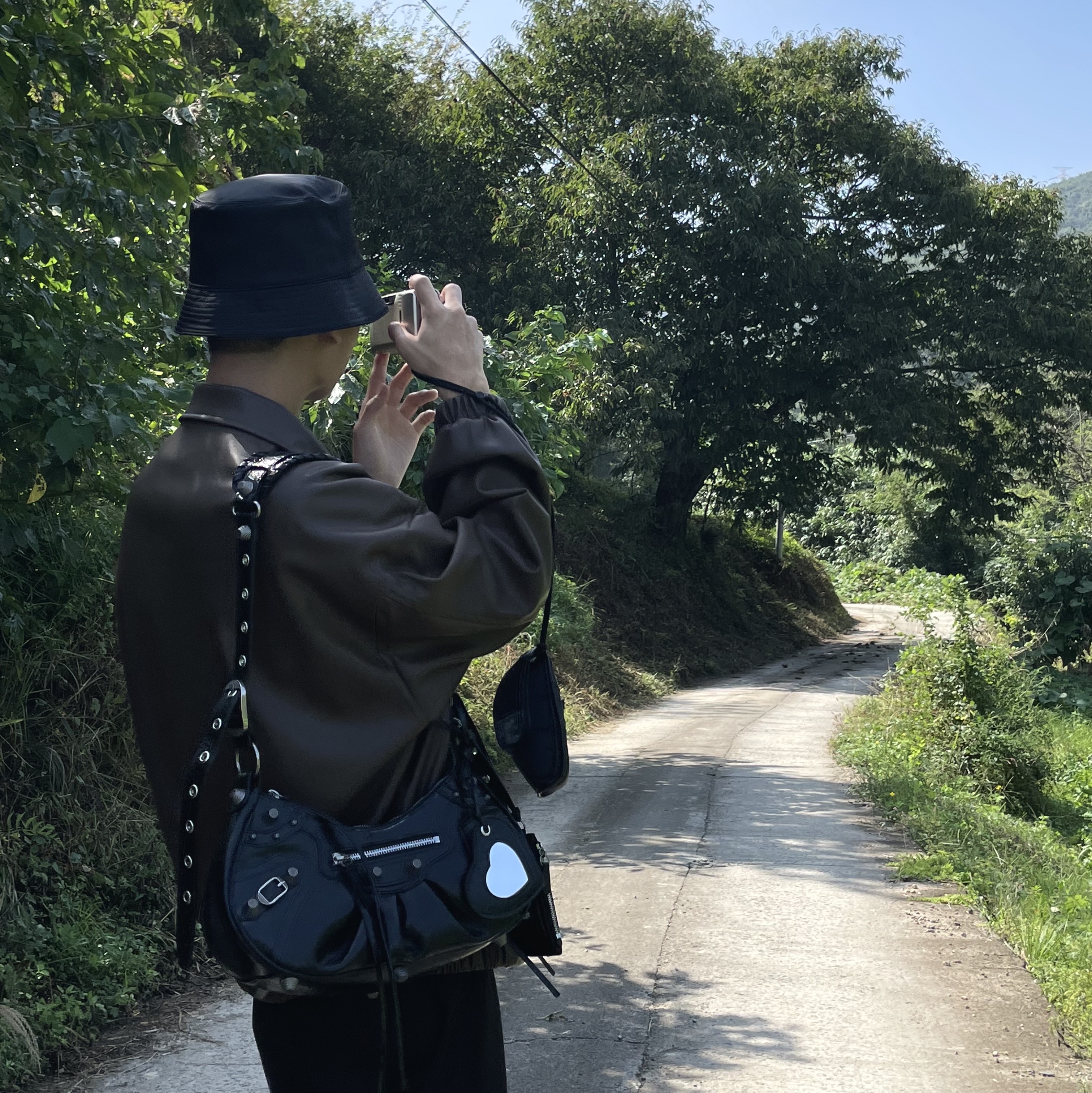 Prada Re-Nylon Bucket Hat Black, Balenciaga Le Cagole Small Shoulder Bag Black 착용 스타일 - 4