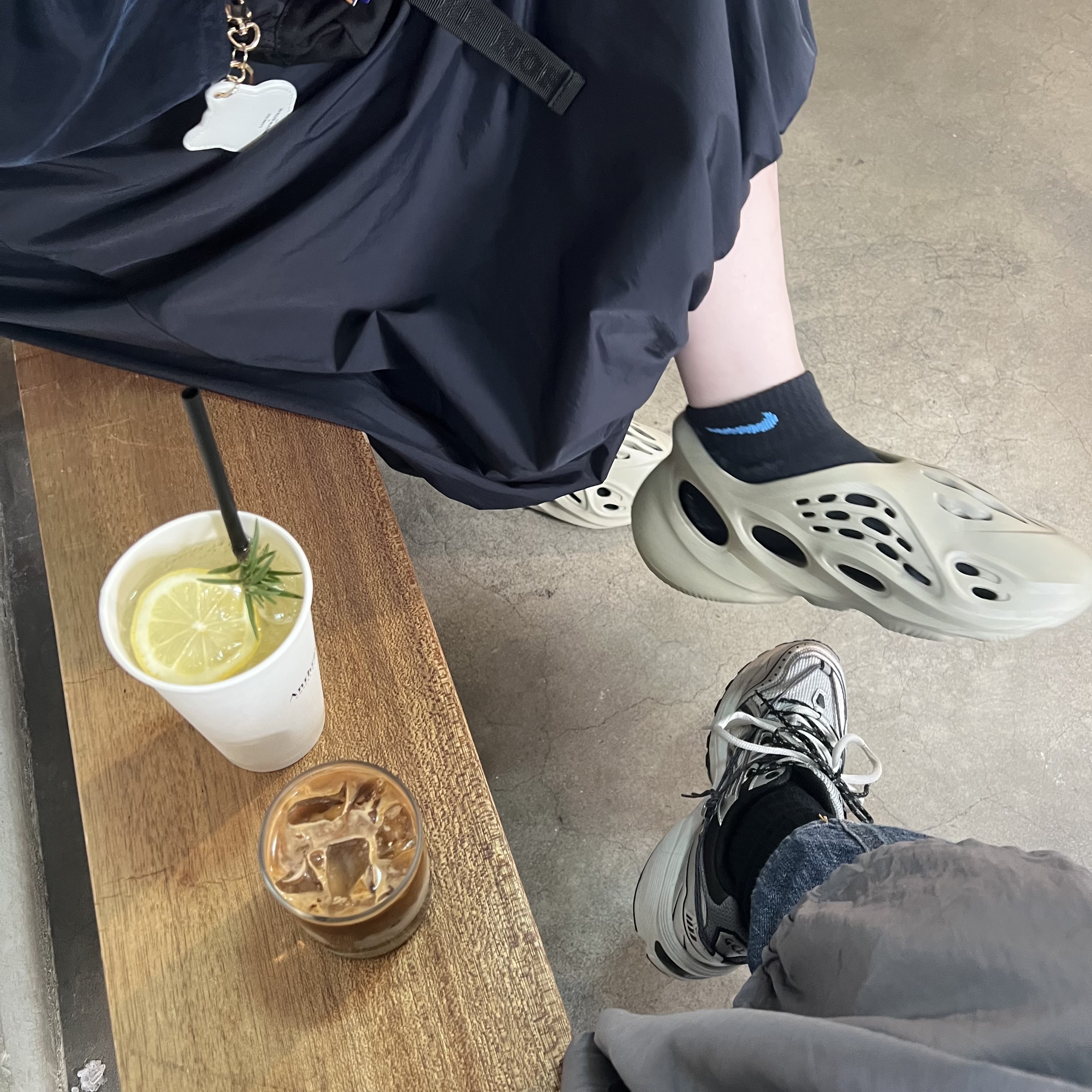 Adidas Yeezy Foam RNNR Stone Salt, Asics x Andersson Bell Gel-1090 Glacier Grey Silver 착용 스타일