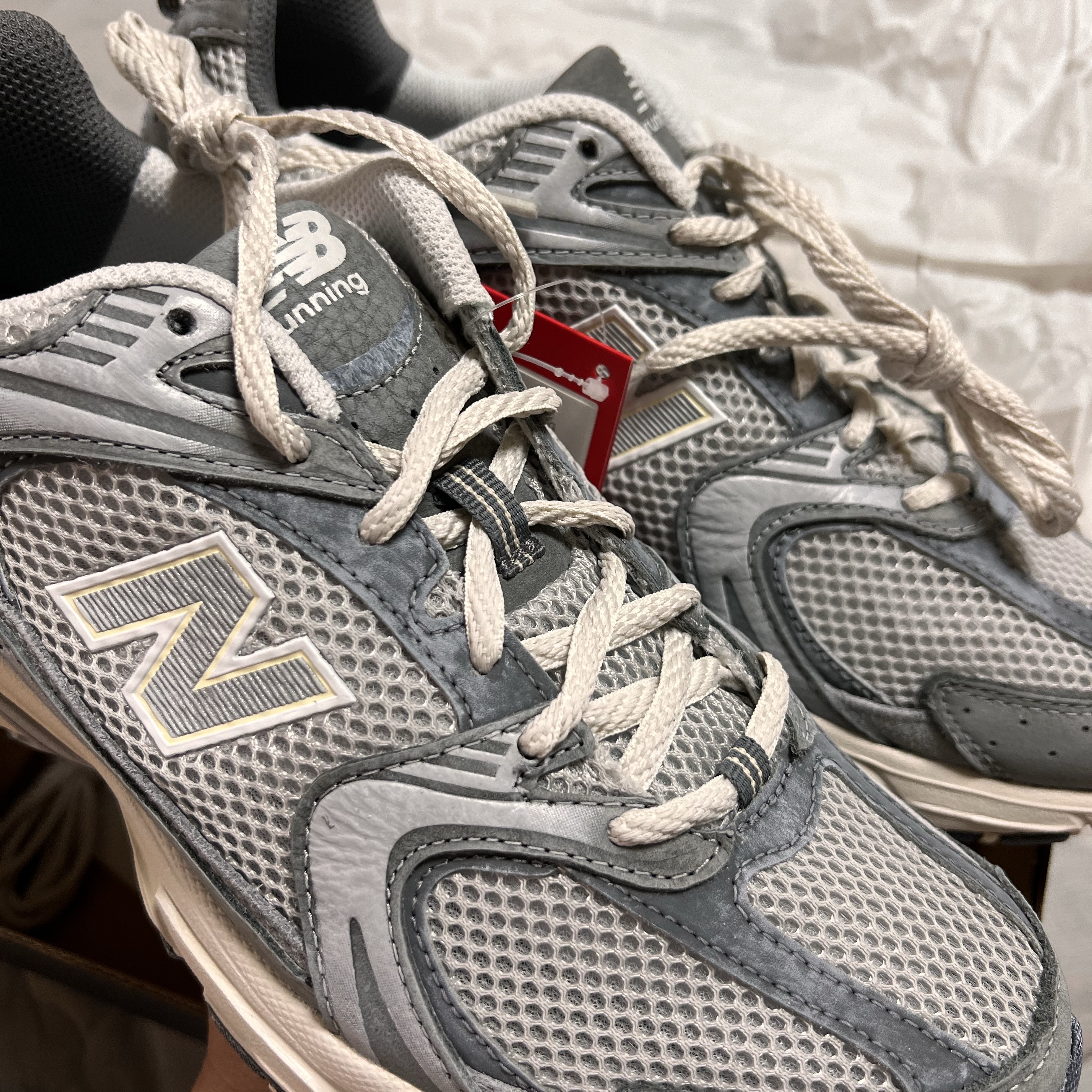 New Balance 530 Premium Vintage Grey Matter 착용 스타일 - 2