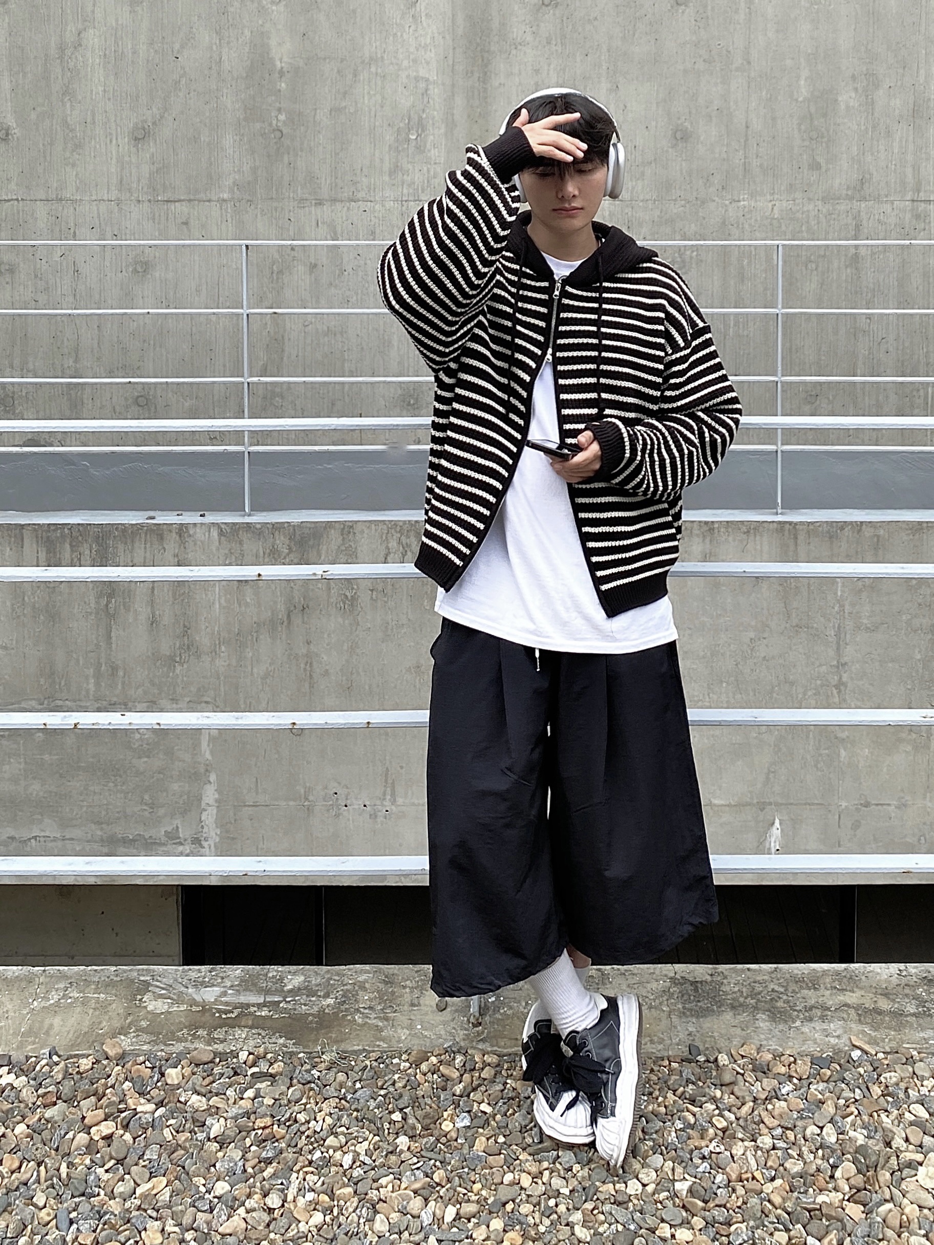 Maison Mihara Yasuhiro Blakey OG Sole Leather Low-top Sneakers Black, Apple AirPods Max Lightning Silver (Korean Ver.) 착용 스타일 - 1