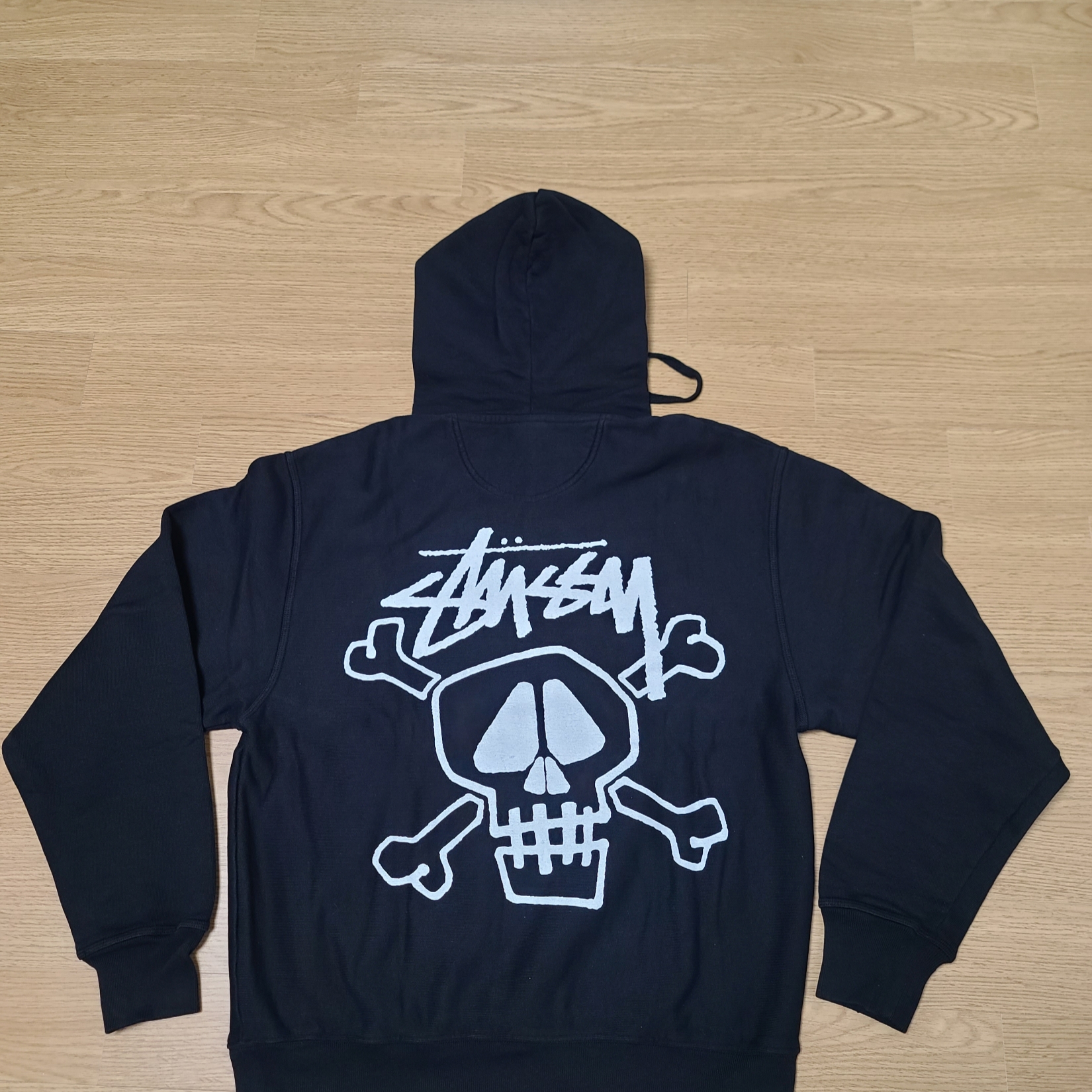 Stussy Skull & Bones Pigment Dyed Hoodie Black 착용 스타일 - 1