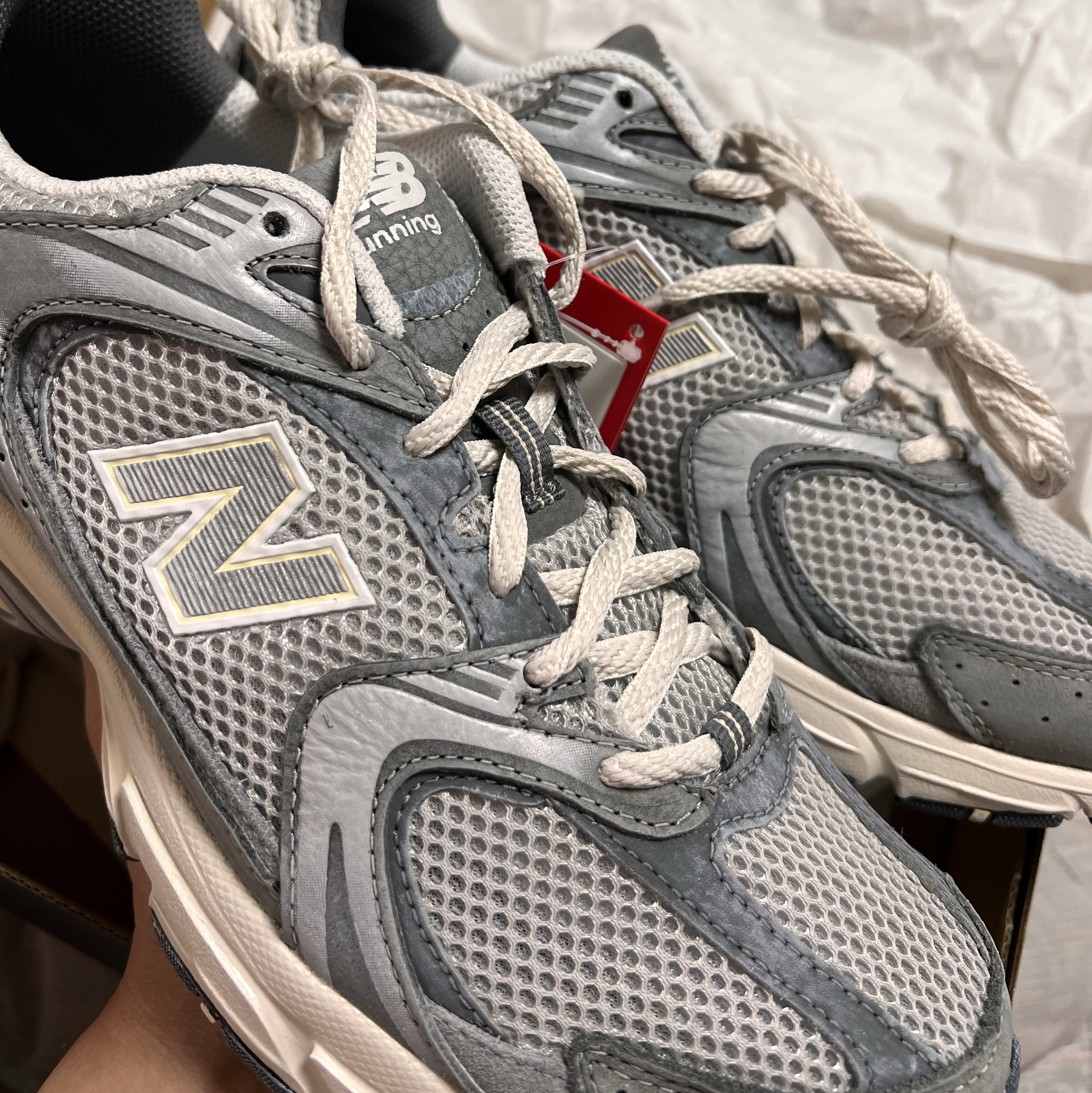 New Balance 530 Premium Vintage Grey Matter 착용 스타일 - 1
