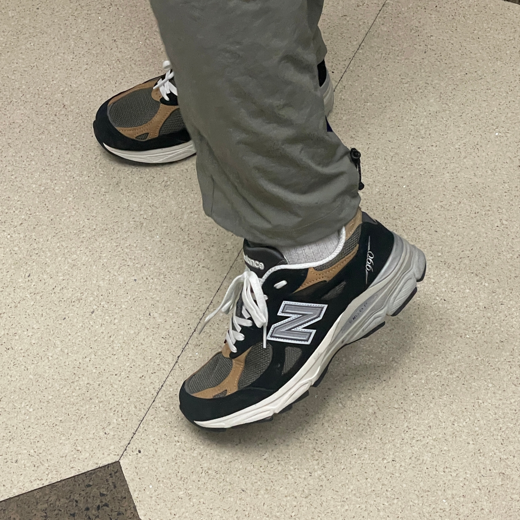 New Balance 990v3 Made in USA Black Tan 착용 스타일