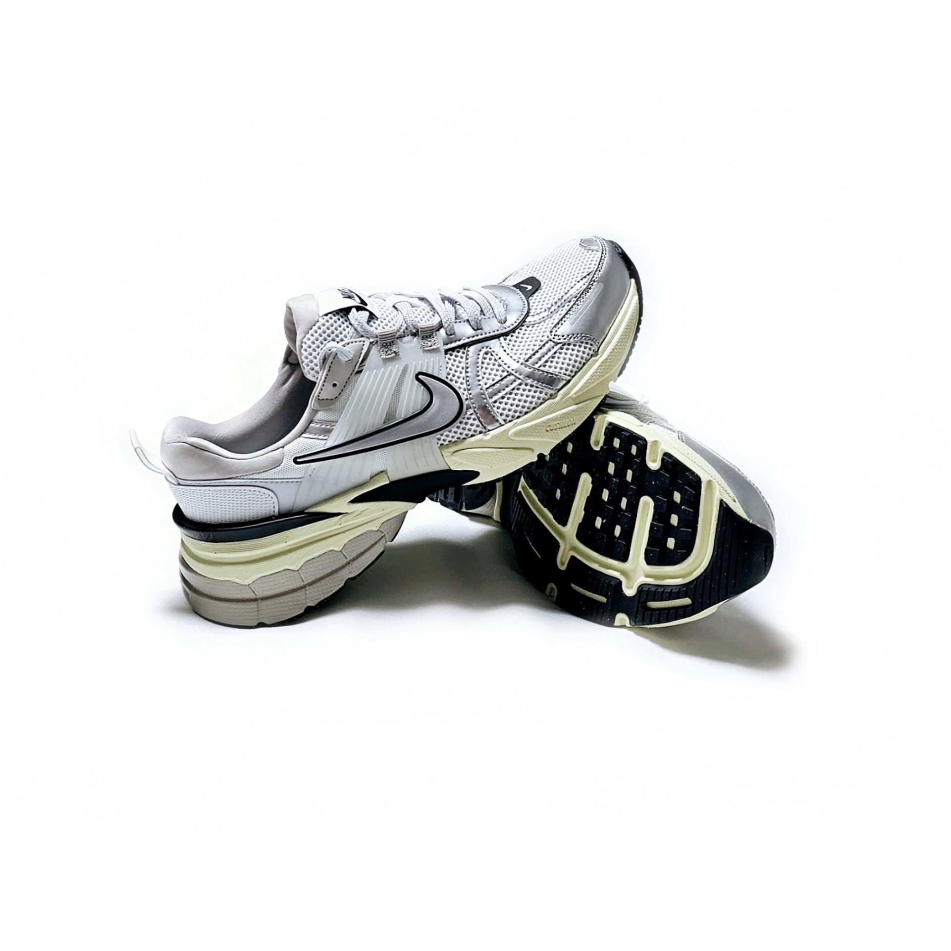 Nike V2K Run Summit White Metallic Silver 착용 스타일 - 4