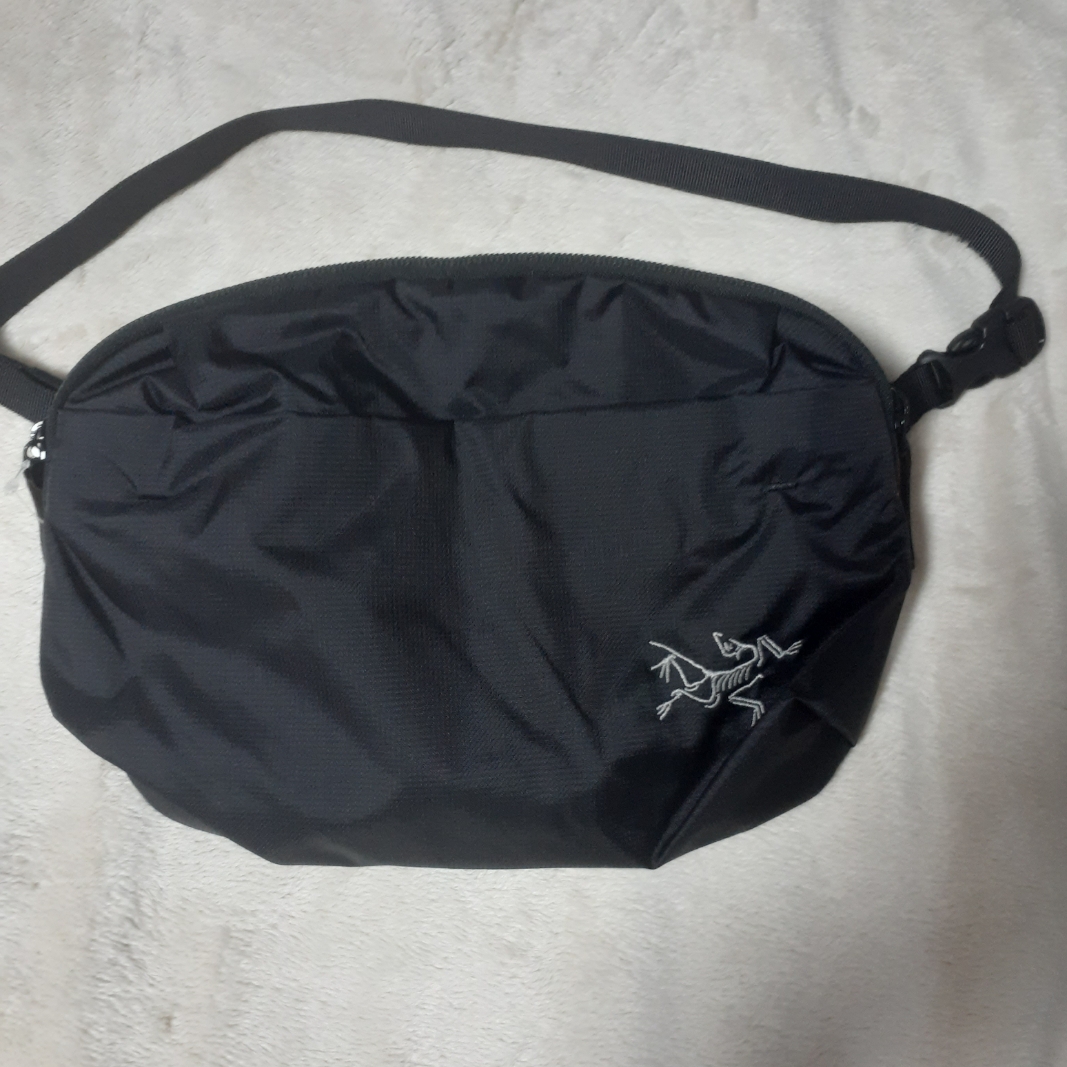 Arc'teryx Heliad 6 Crossbody Bag Black 착용 스타일 - 1