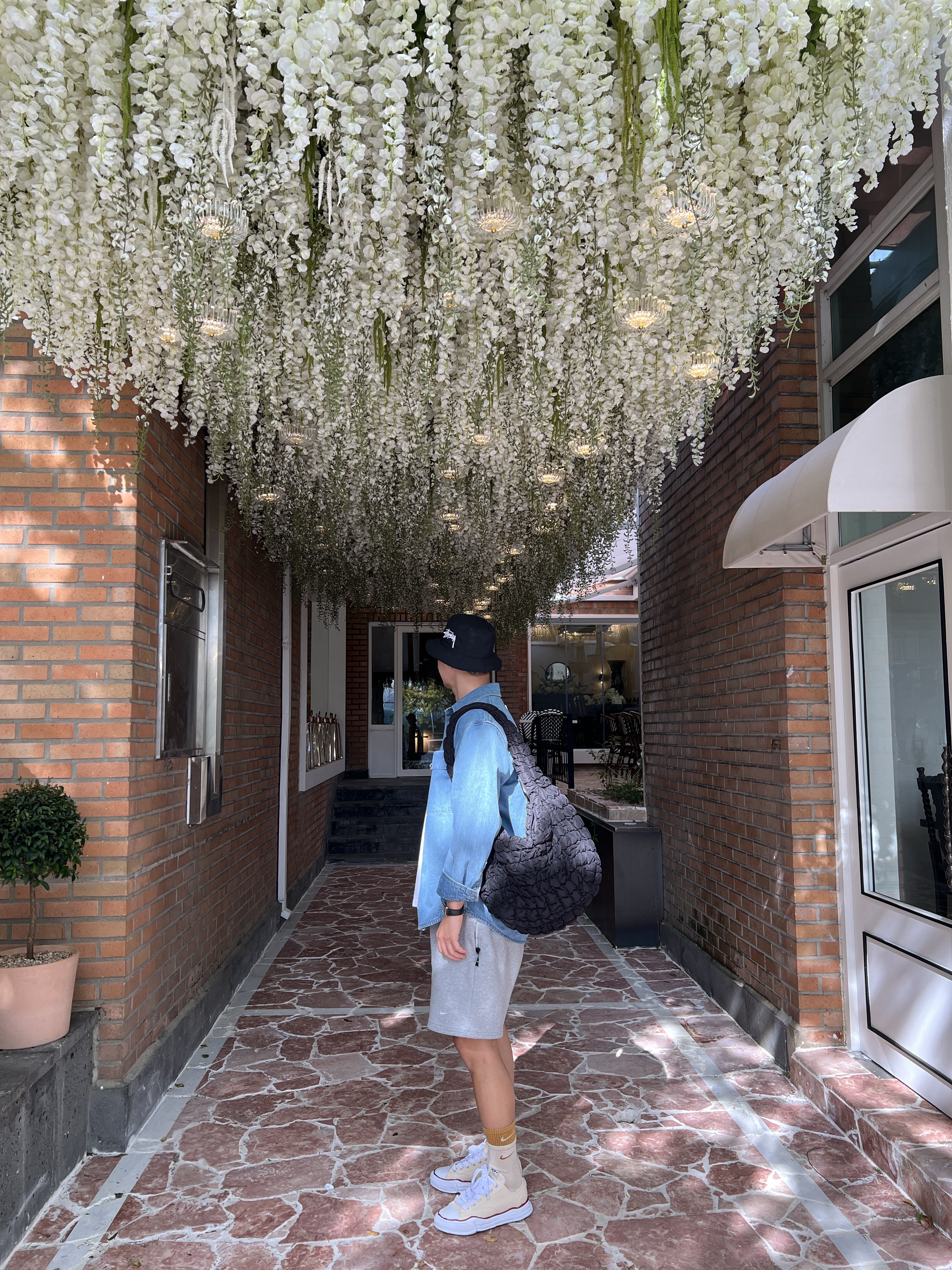 COS Quilted Oversized Shoulder Bag Black, Maison Mihara Yasuhiro Peterson OG Sole Canvas Low-top Sneakers Natural 착용 스타일 - 2