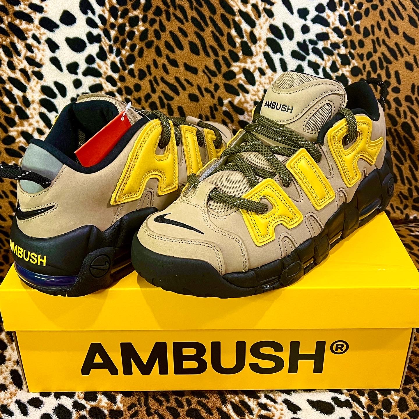 Nike x Ambush Air More Uptempo Low Vivid Sulfur and Limestone 착용 스타일 - 2