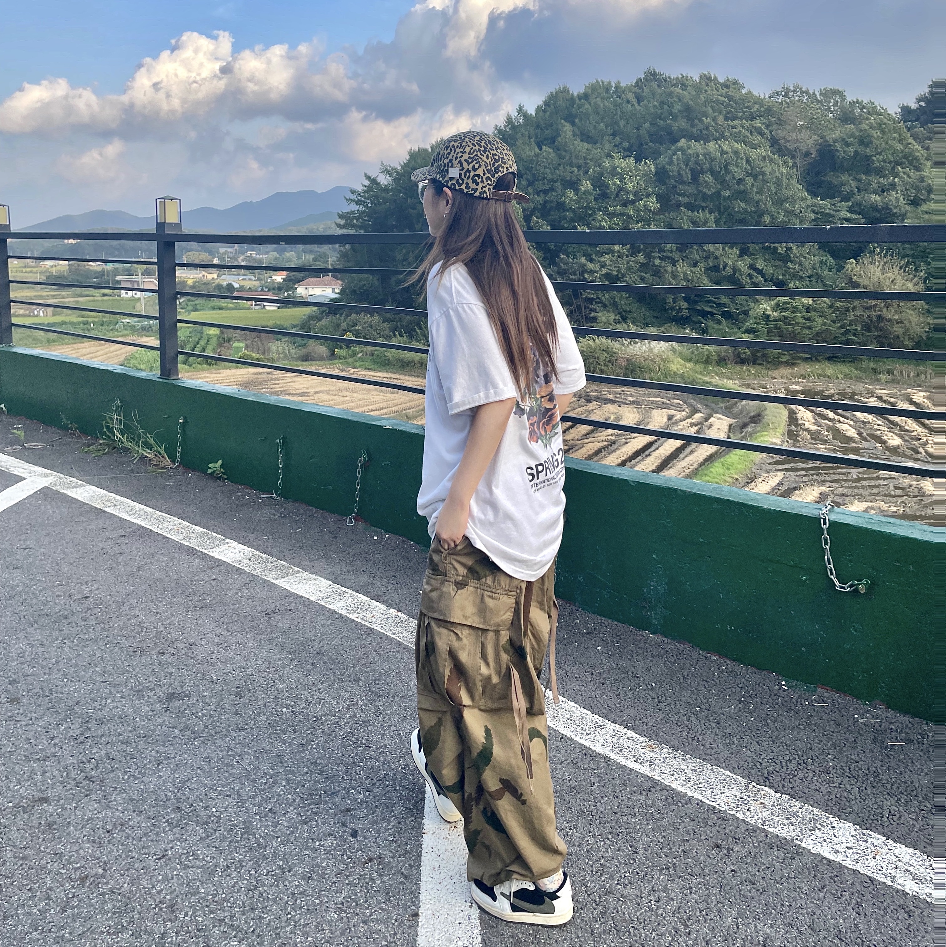 Stussy Bouquet T-Shirt White, Supreme Washed Chino Twill Camp Cap Leopard - 23FW 착용 스타일