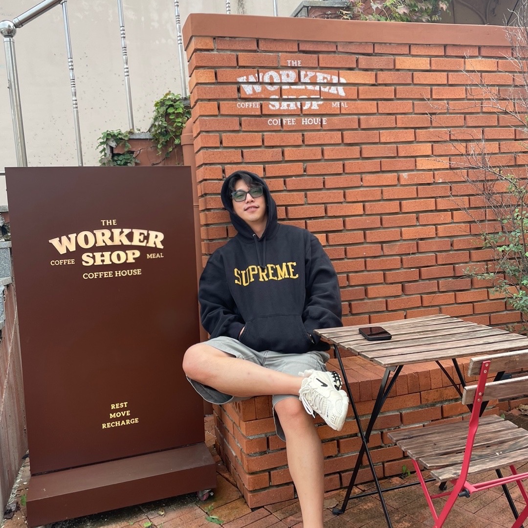 Supreme Varsity Hooded Sweatshirt Black - 23FW 착용 스타일 - 1