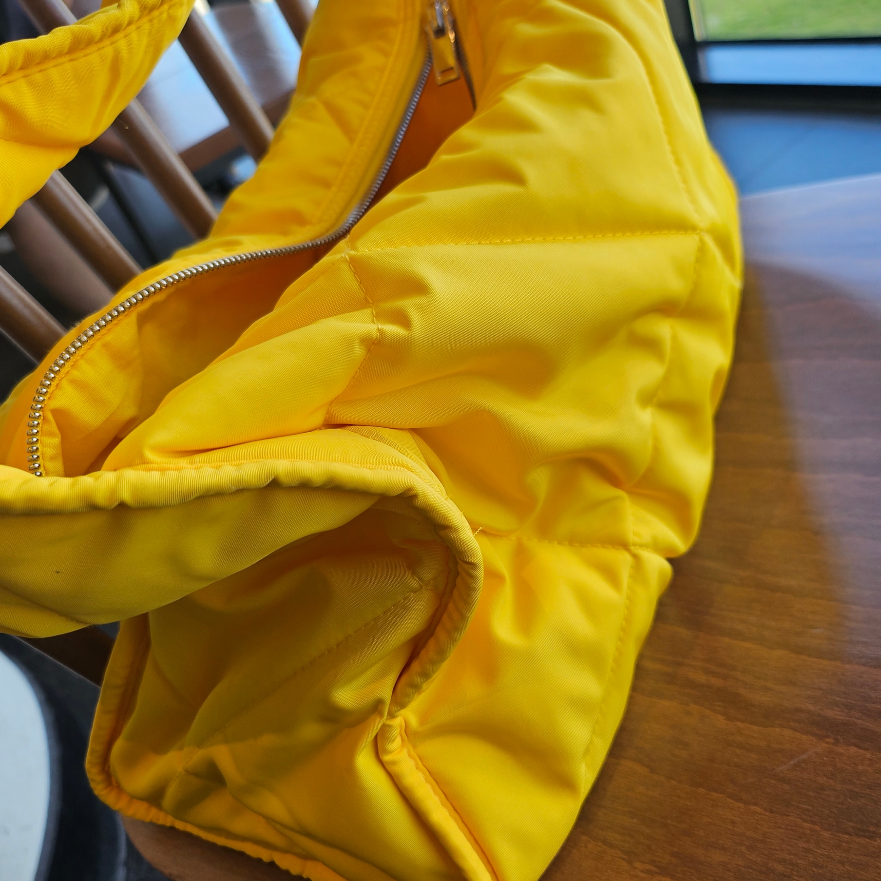 COS Diamond Quilted Hand Bag Yellow 착용 스타일