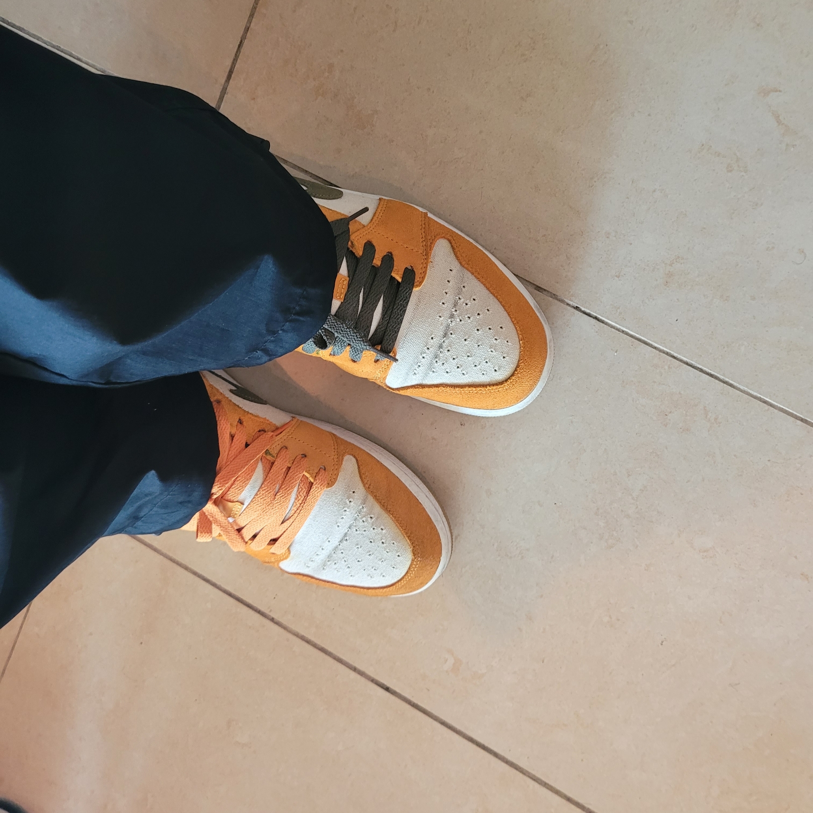 Jordan 1 Low SE Light Curry 착용 스타일