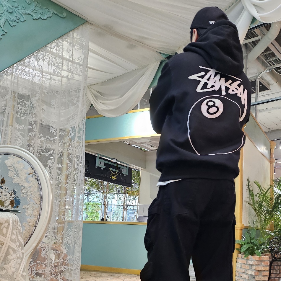 Stussy 8 Ball Zip Hoodie Black - 22SS, Zara Utility Pocket Pants Black 착용 스타일 - 4