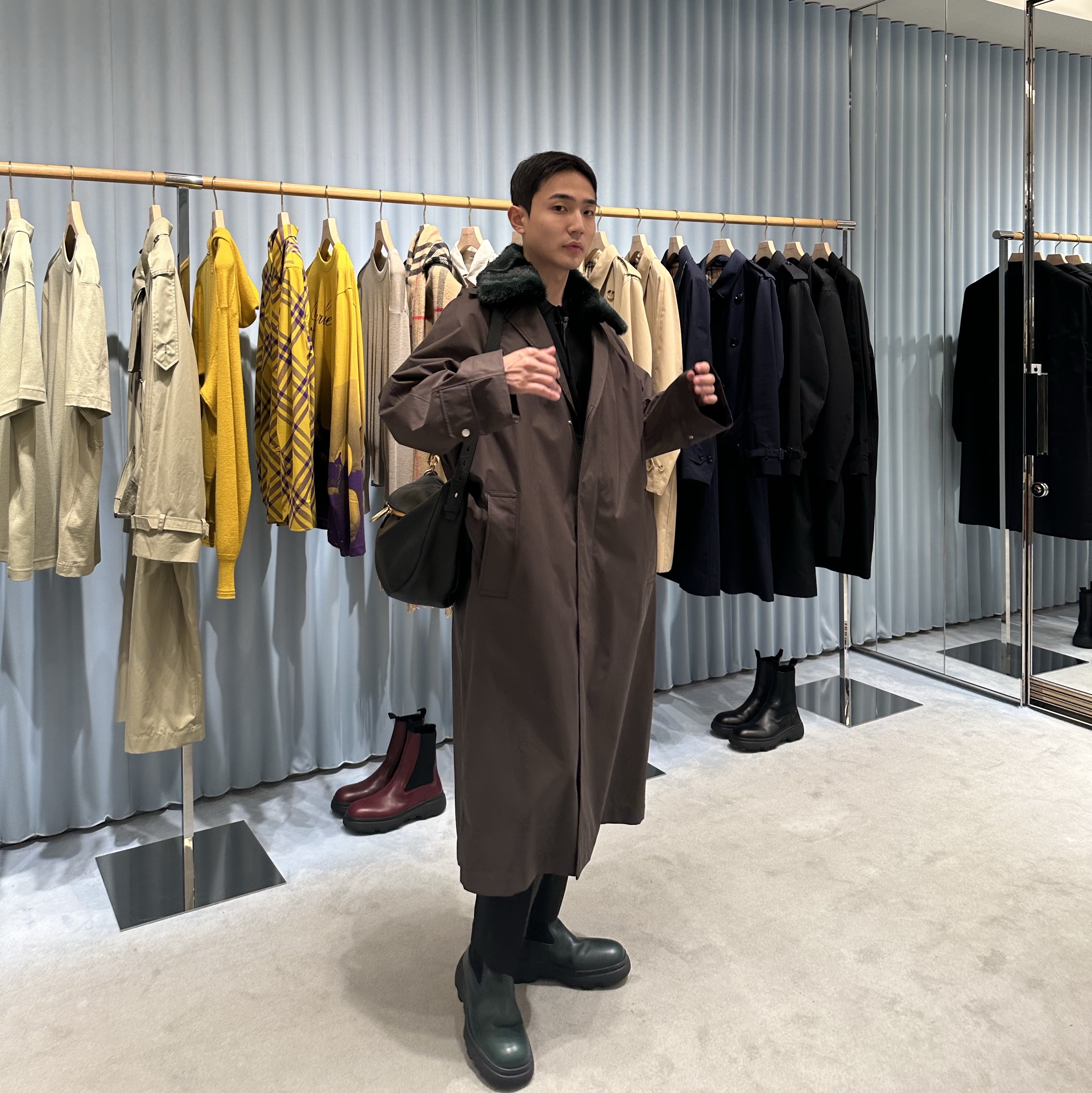 Burberry Kensington Heritage Trench Coat Coal Blue 착용 스타일