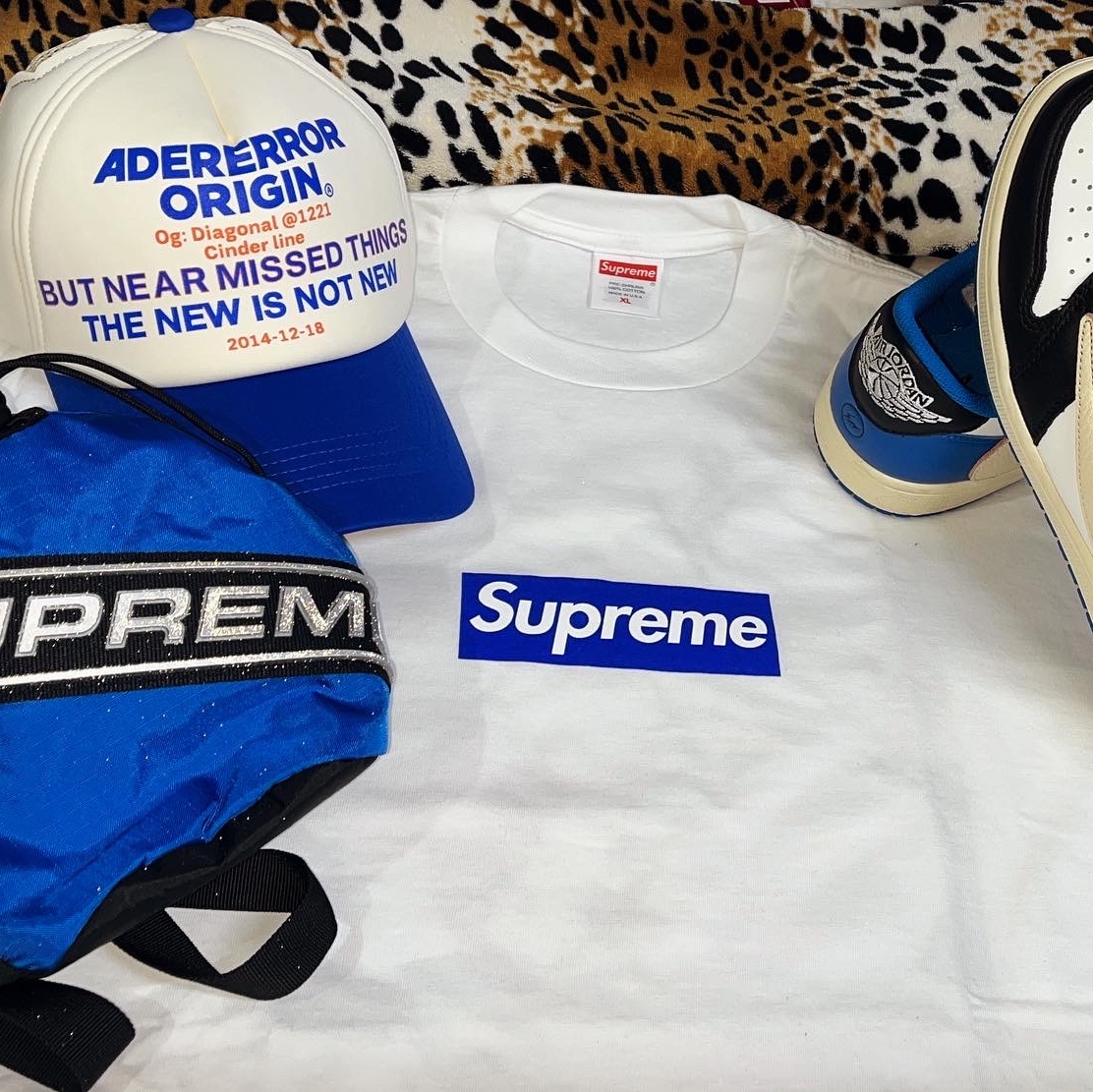 Supreme Small Cinch Pouch Blue - 23FW, Supreme Seoul Box Logo T-Shirt White - 23FW 착용 스타일