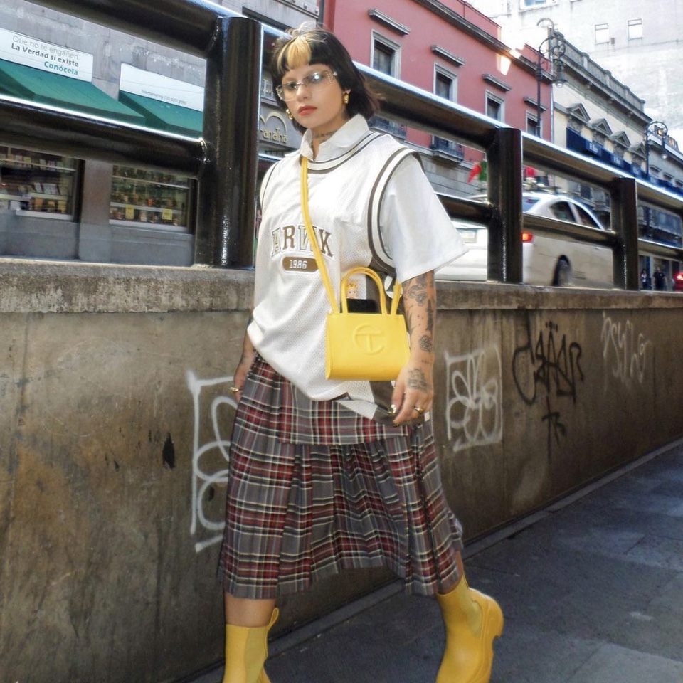 Telfar Small Shopping Bag Yellow 착용 스타일