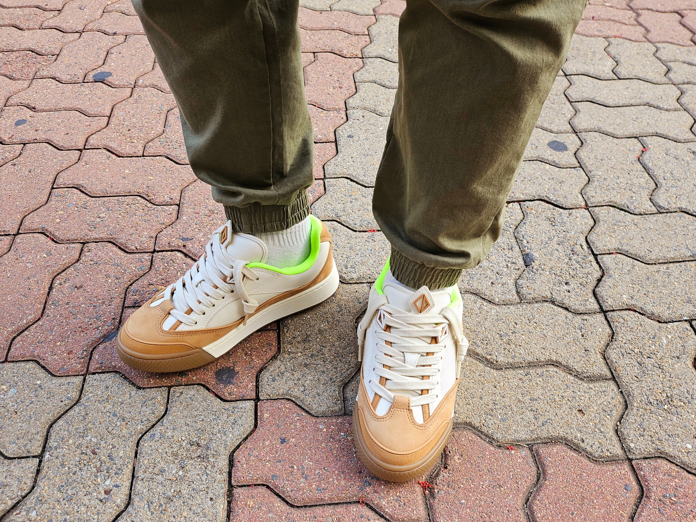 Dior x Cactus Jack B713 Sneakers Cream Coffee 착용 스타일 - 3