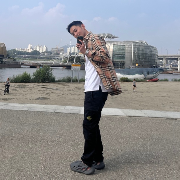 Adidas Yeezy Foam RNNR Carbon, Burberry Check Cotton Poplin Shirt Archive Beige 착용 스타일