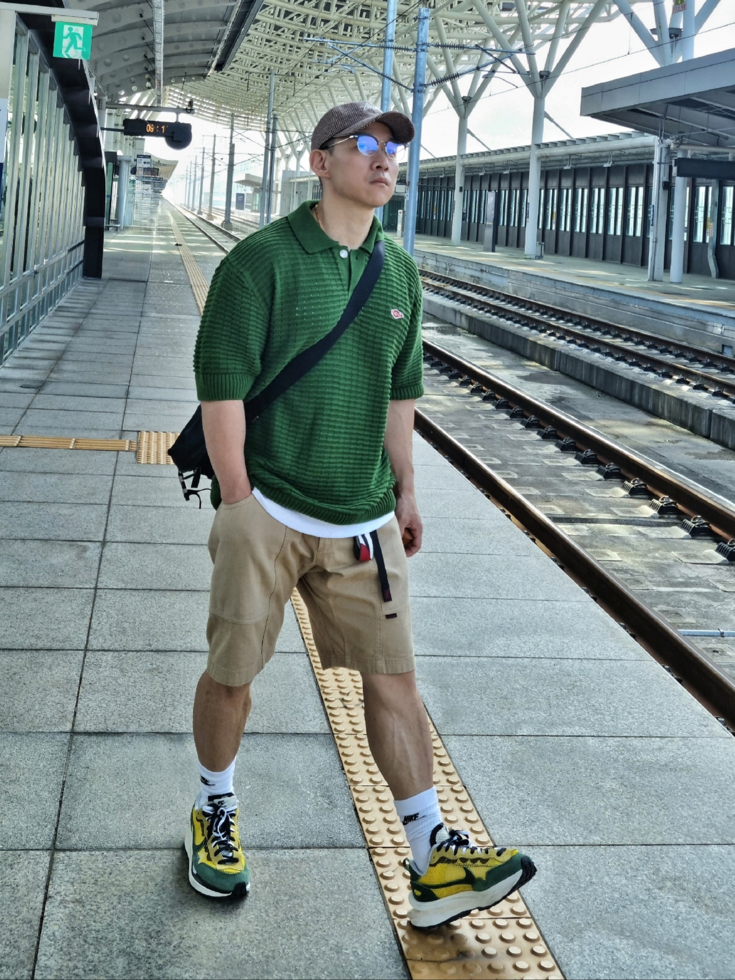 Nike x Sacai VaporWaffle Tour Yellow & Gorge Green Sail 착용 스타일 - 1