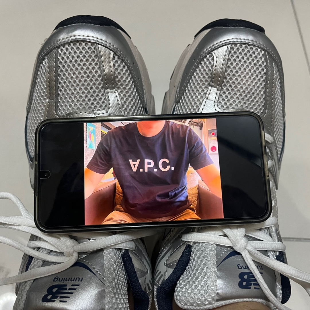 A.P.C. VPC T-Shirt Dark Navy, New Balance 530 Steel Grey 착용 스타일
