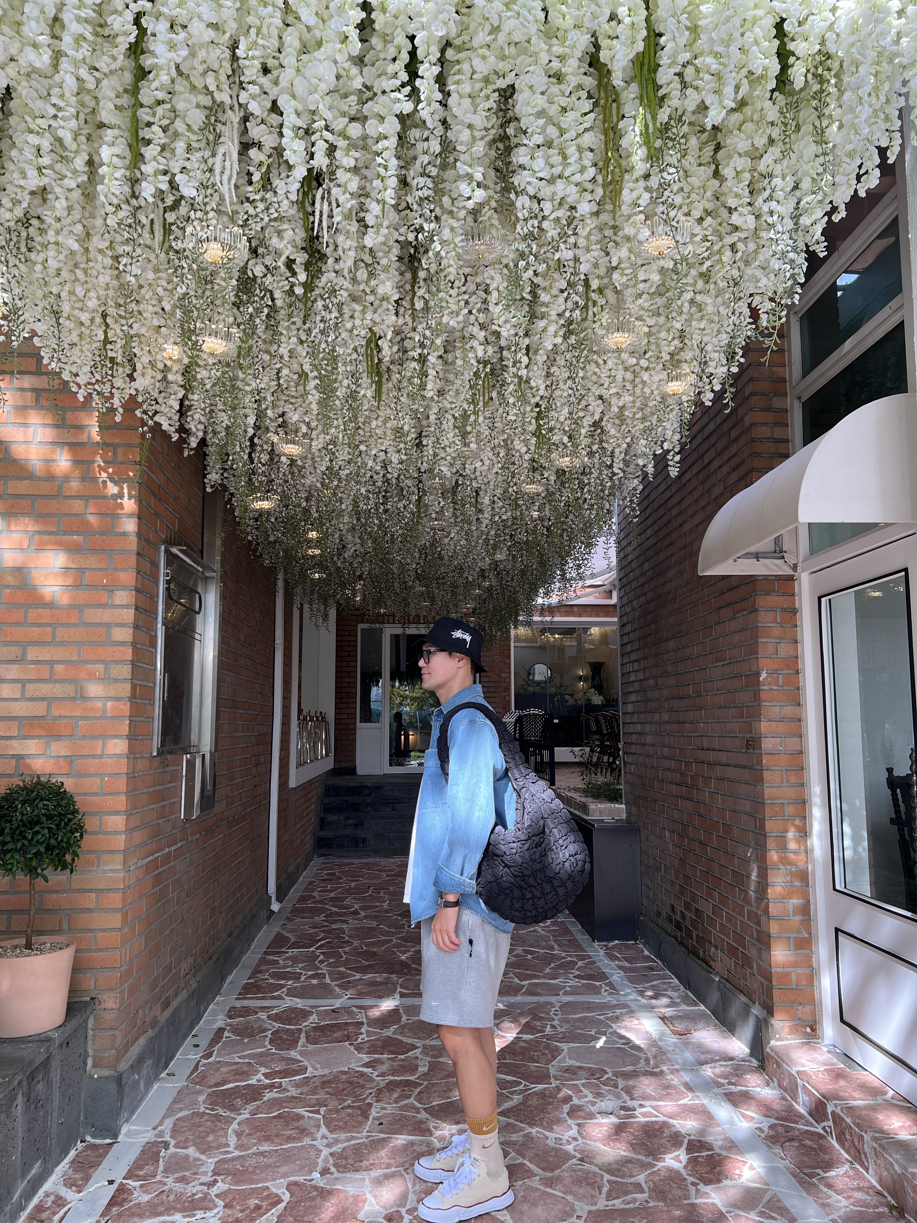 COS Quilted Oversized Shoulder Bag Black, Maison Mihara Yasuhiro Peterson OG Sole Canvas Low-top Sneakers Natural 착용 스타일 - 1