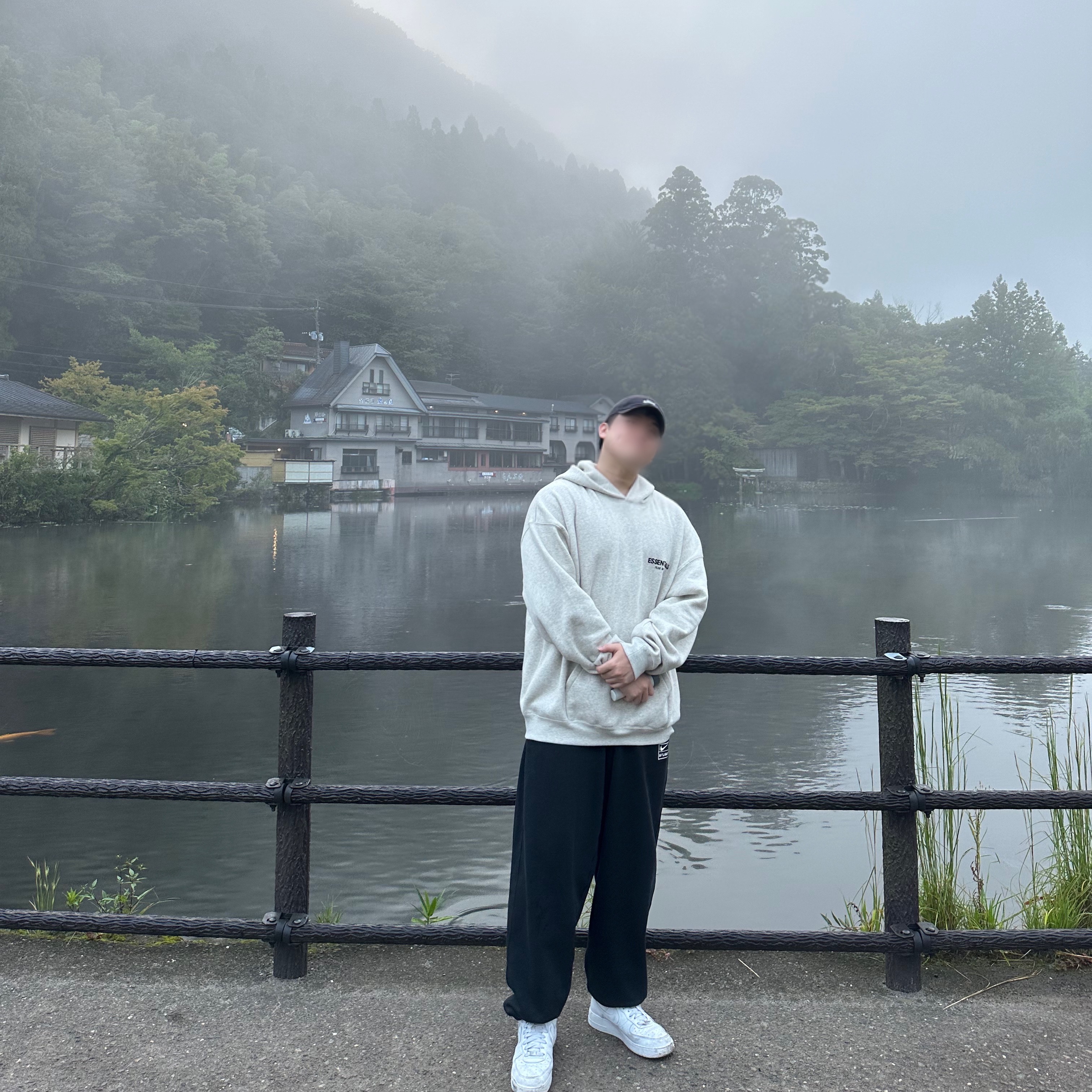 Essentials The Core Collection Hoodie Light Oatmeal 착용 스타일