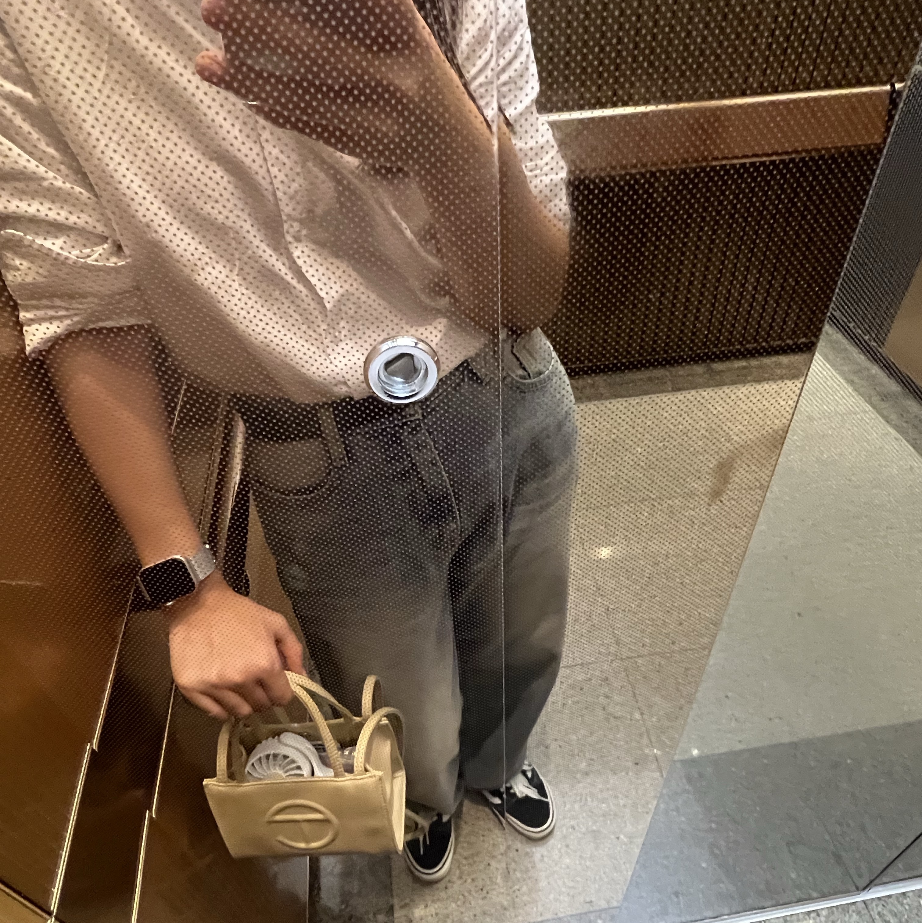 Telfar Small Shopping Bag Cream 착용 스타일