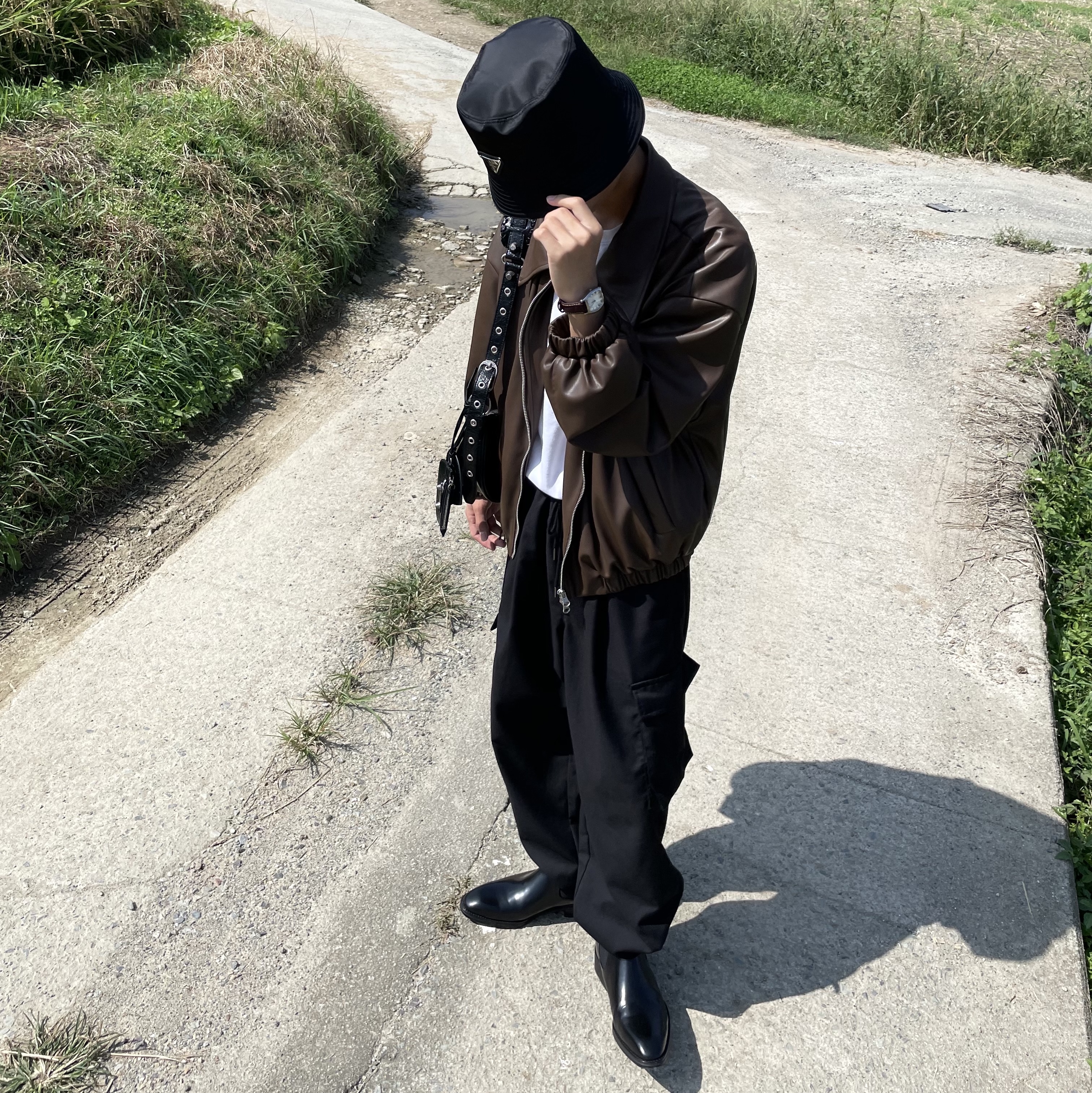 Prada Re-Nylon Bucket Hat Black, Balenciaga Le Cagole Small Shoulder Bag Black 착용 스타일 - 2