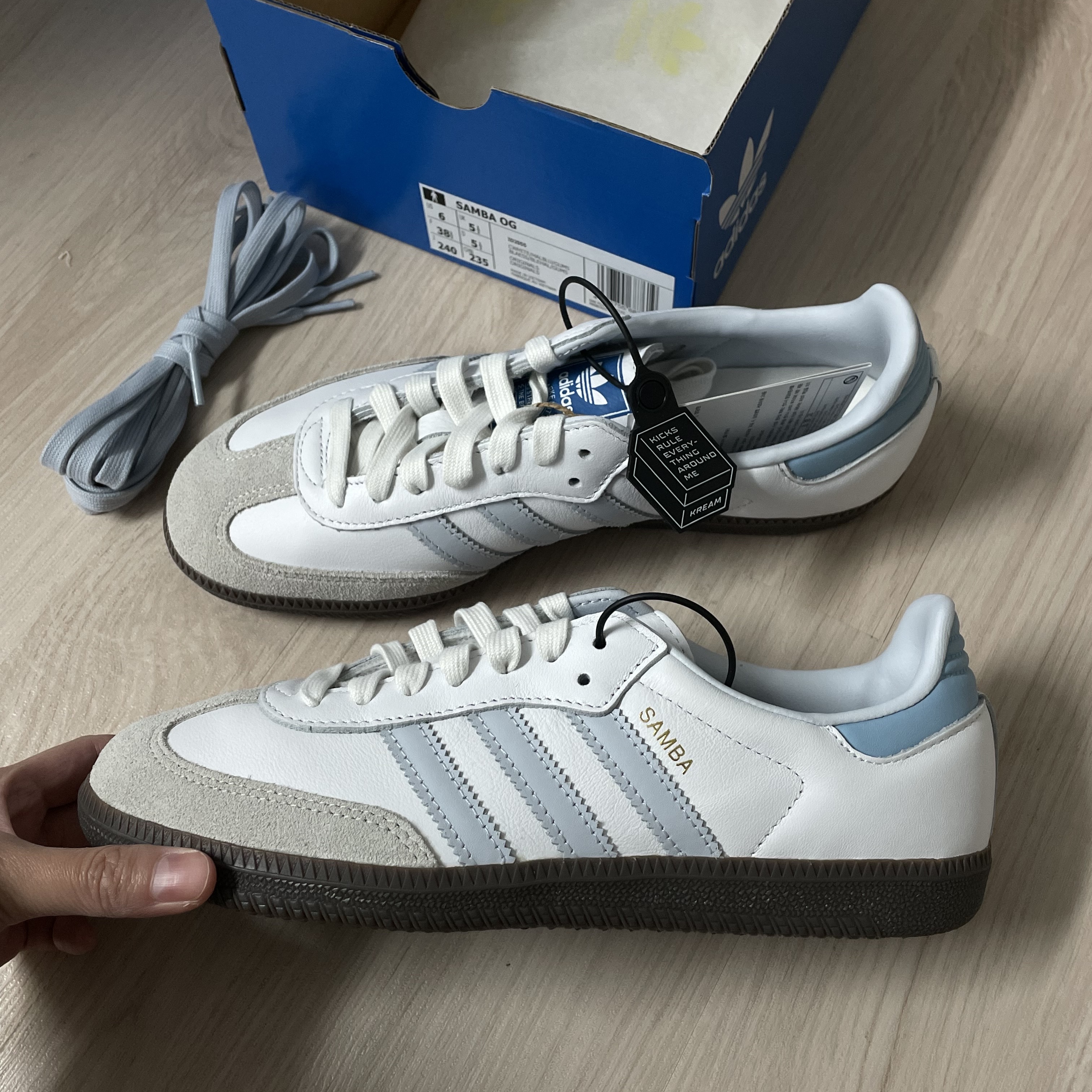 Adidas Samba OG Core White Halo Blue 착용 스타일 - 1