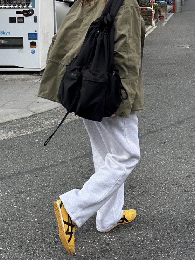 Onitsuka Tiger Mexico 66 Yellow Black 착용 스타일 - 2