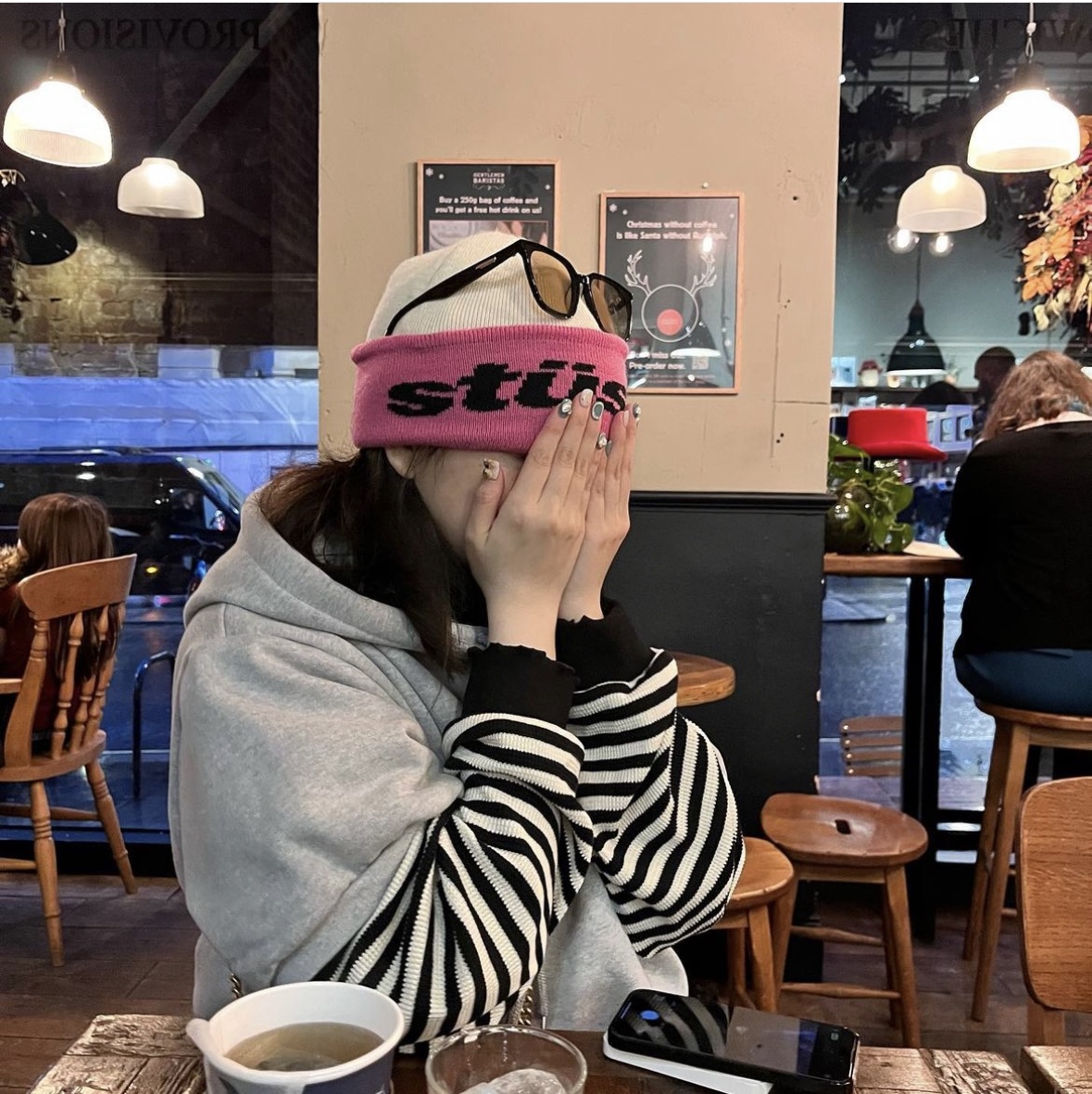 Stussy Helvetica Jacquard Beanie White 착용 스타일 - 1