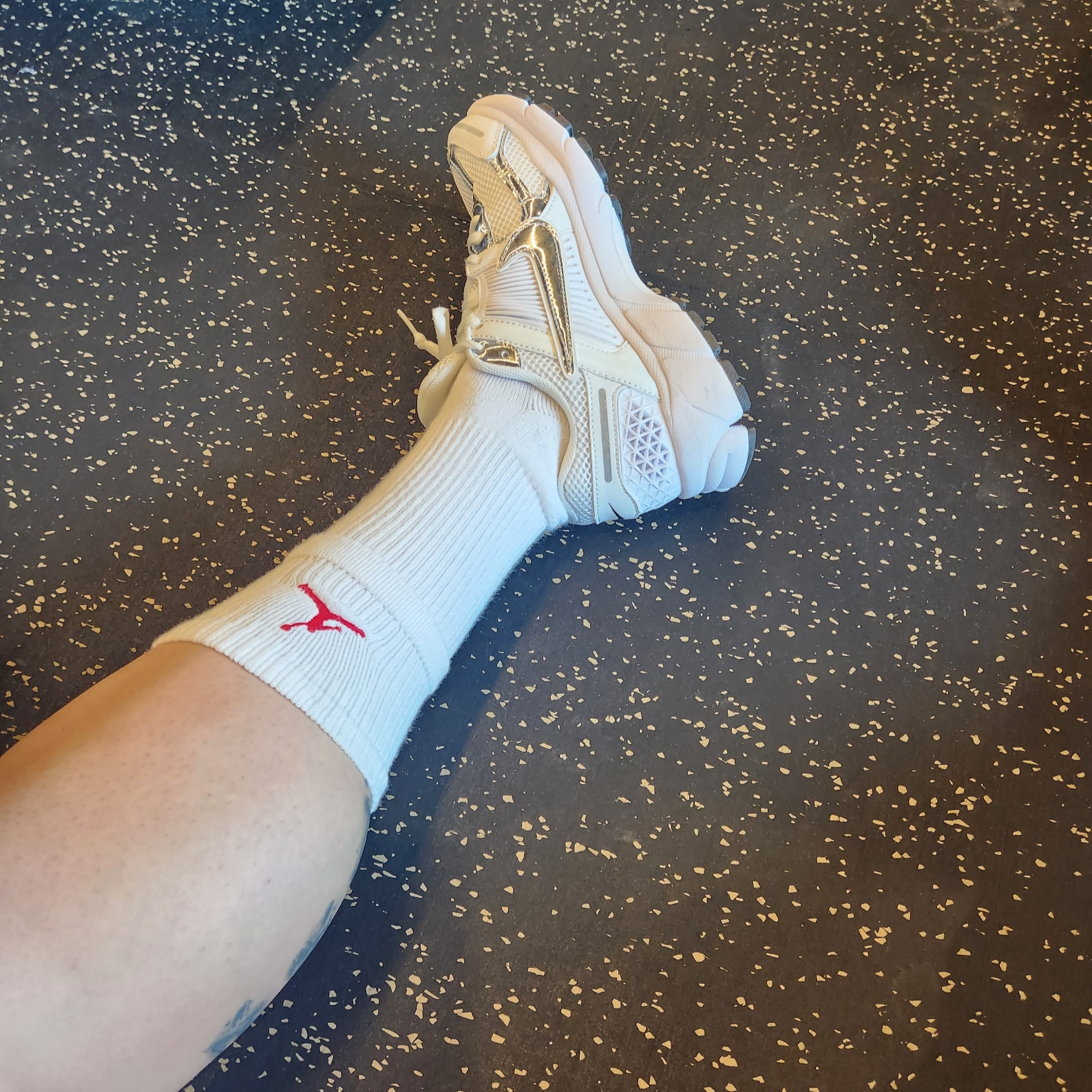 Jordan x Teyana Taylor Cushioned Crew Socks White, (W) Nike Zoom Vomero 5 Photon Dust and Metallic Silver 착용 스타일