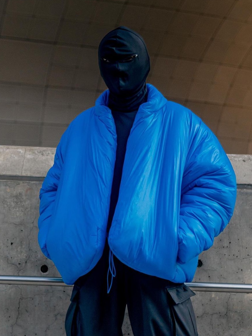 Yeezy Gap Round Jacket Blue 착용 스타일 - 2