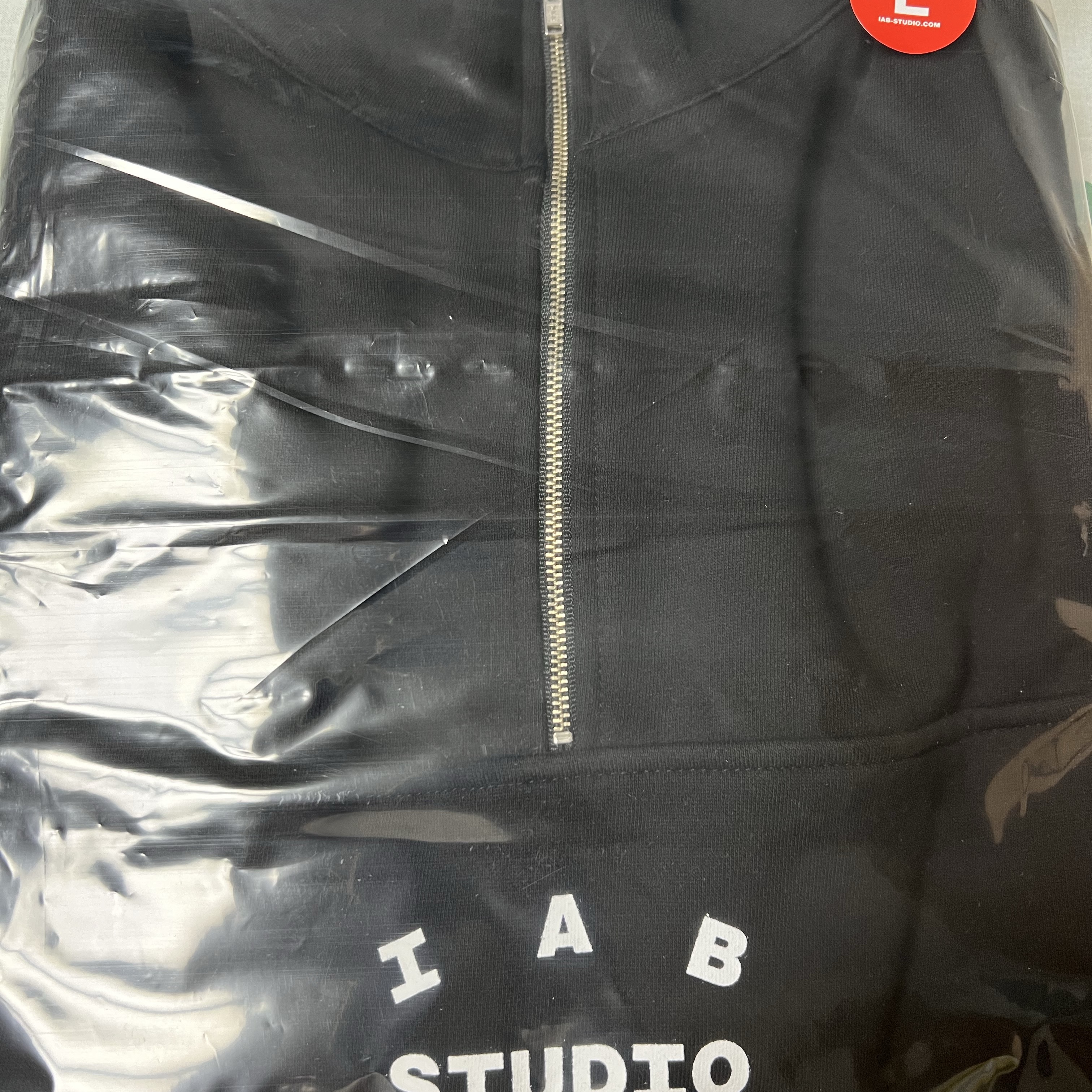 IAB Studio Half Zip-Up Black White 착용 스타일