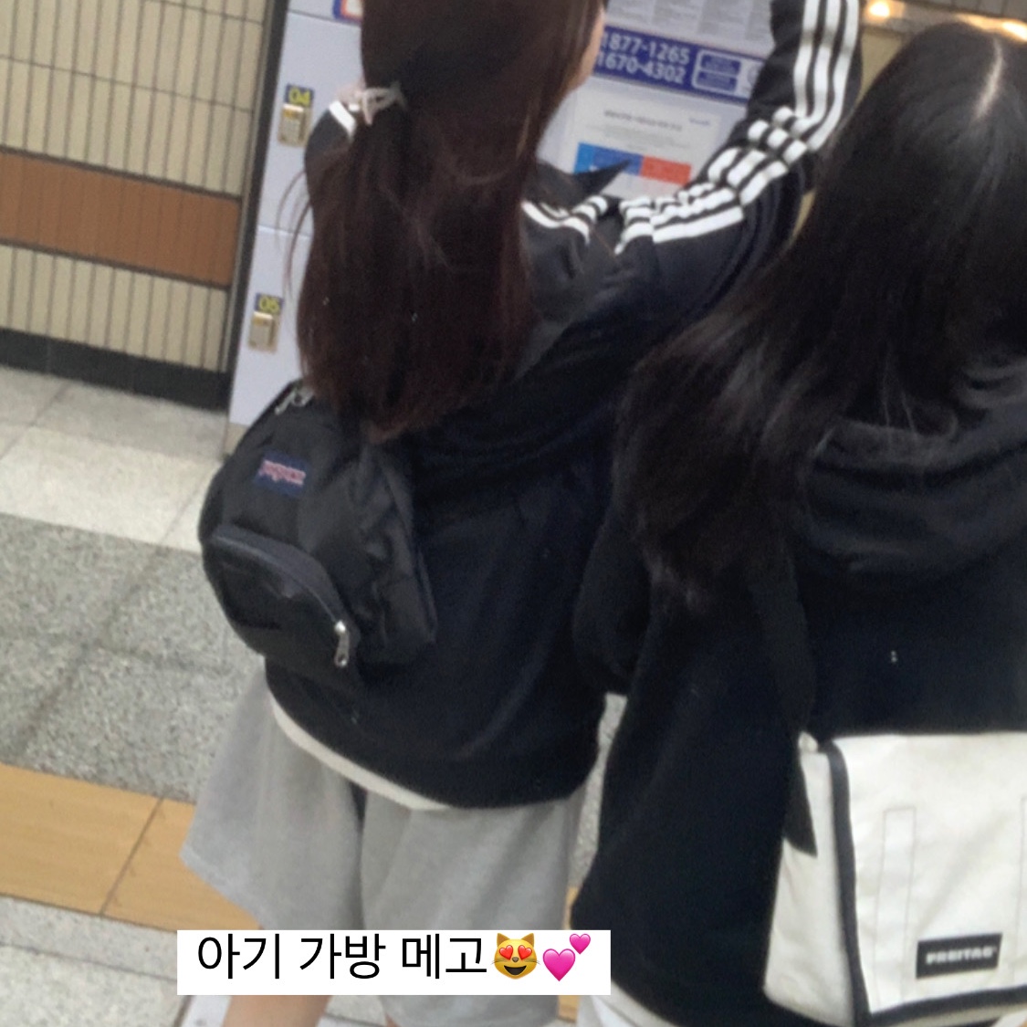 Jansport Half Pint Mini Backpack Black 착용 스타일