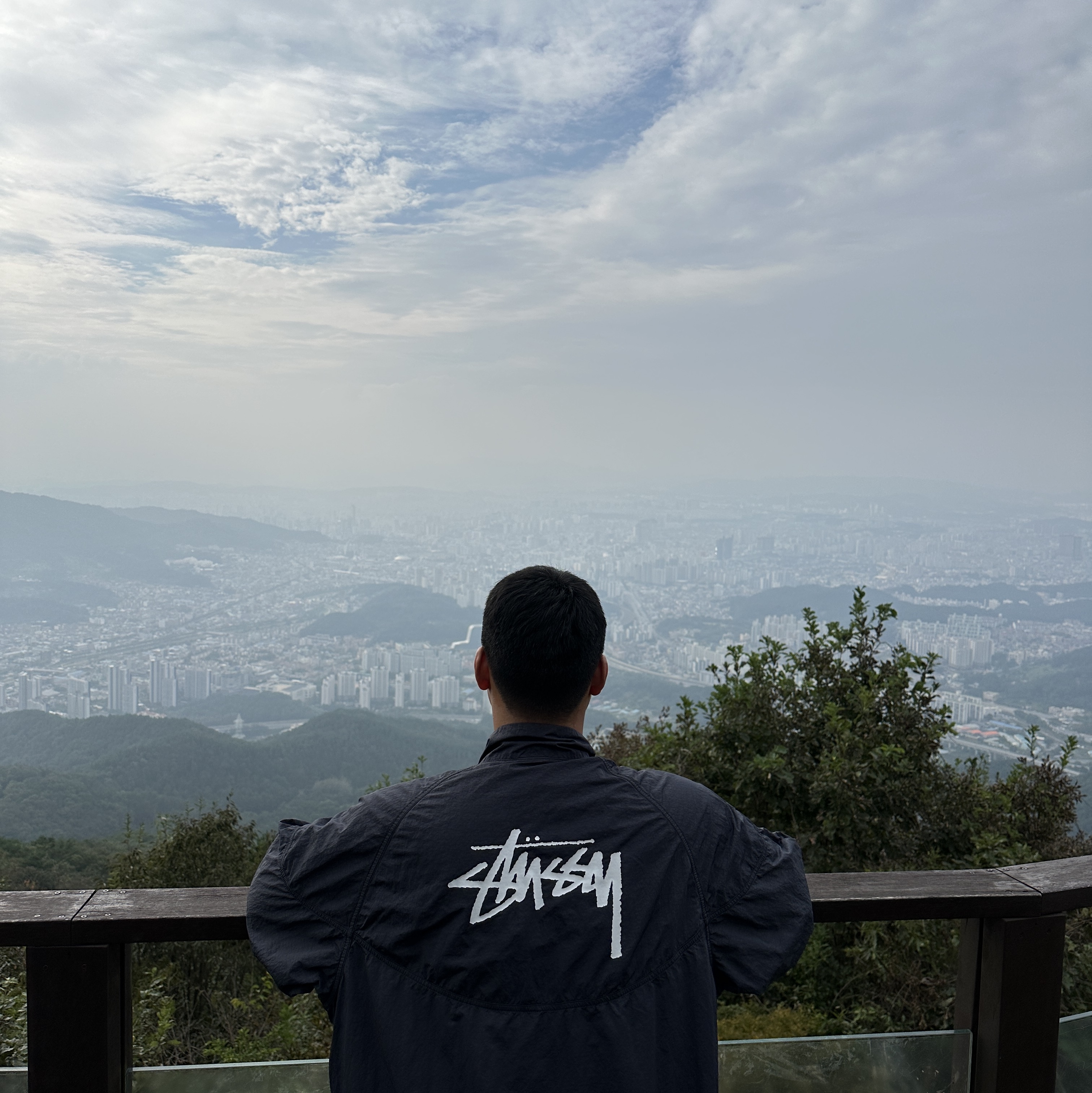 Nike x Stussy Windrunner Jacket Off Noir 착용 스타일