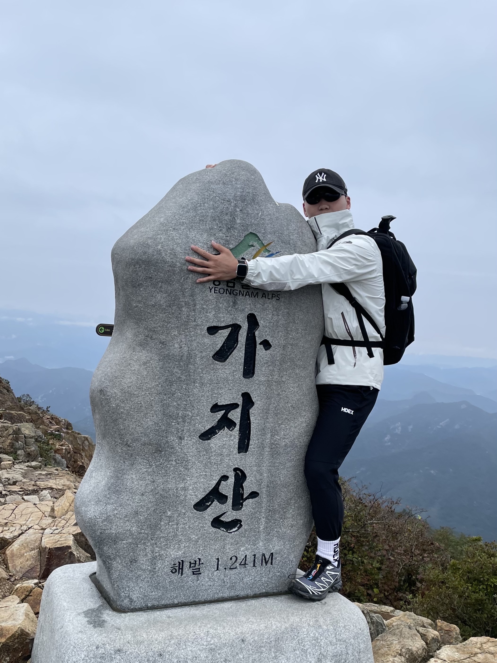 Salomon XT-6 Gore-Tex Black Ebony, Arc'teryx Mantis 32 Backpack Black 착용 스타일 - 2