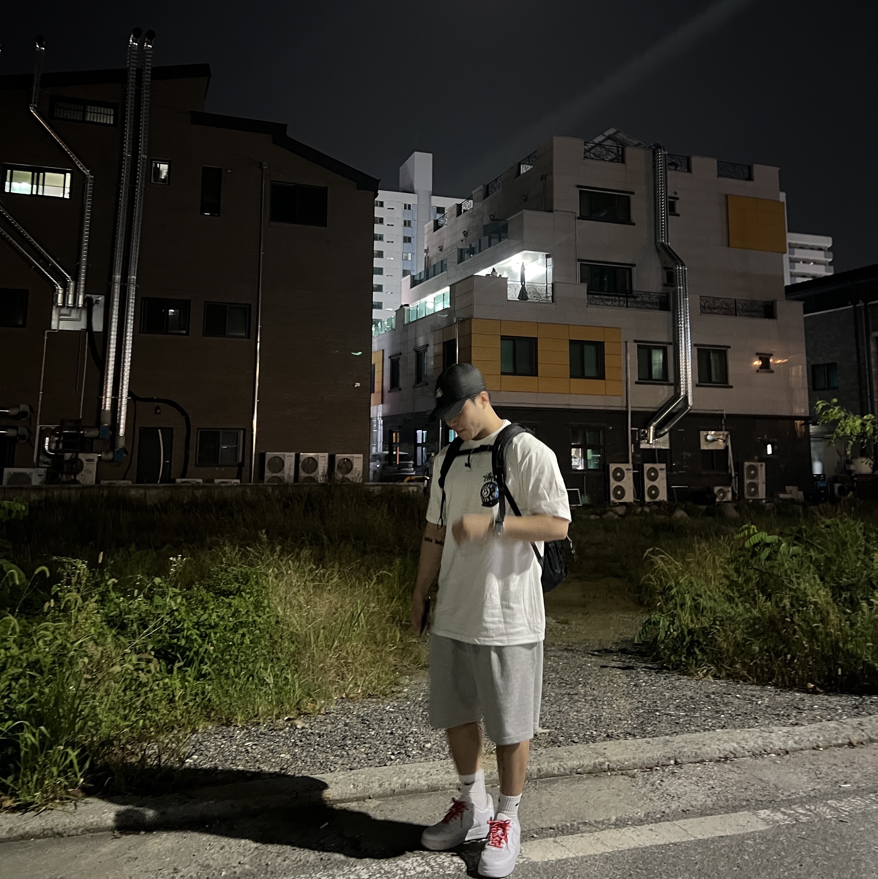 Stussy x Born X Raised 8 Ball T-Shirt White, Nike x Supreme Air Force 1 Low White 착용 스타일