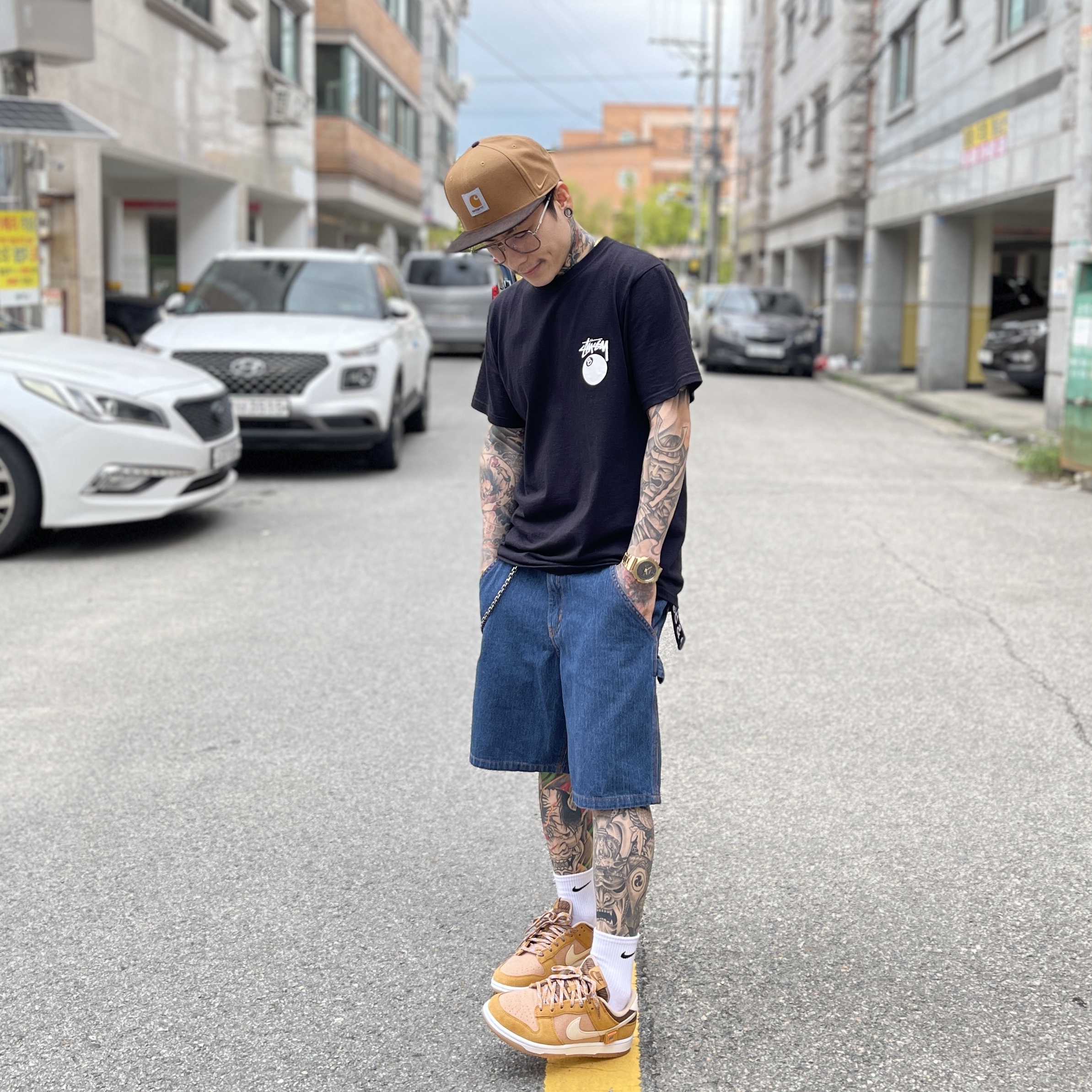 Nike Dunk Low SE Praline Desert Ochre, Stussy Billiards T-Shirt Black 착용 스타일 - 1