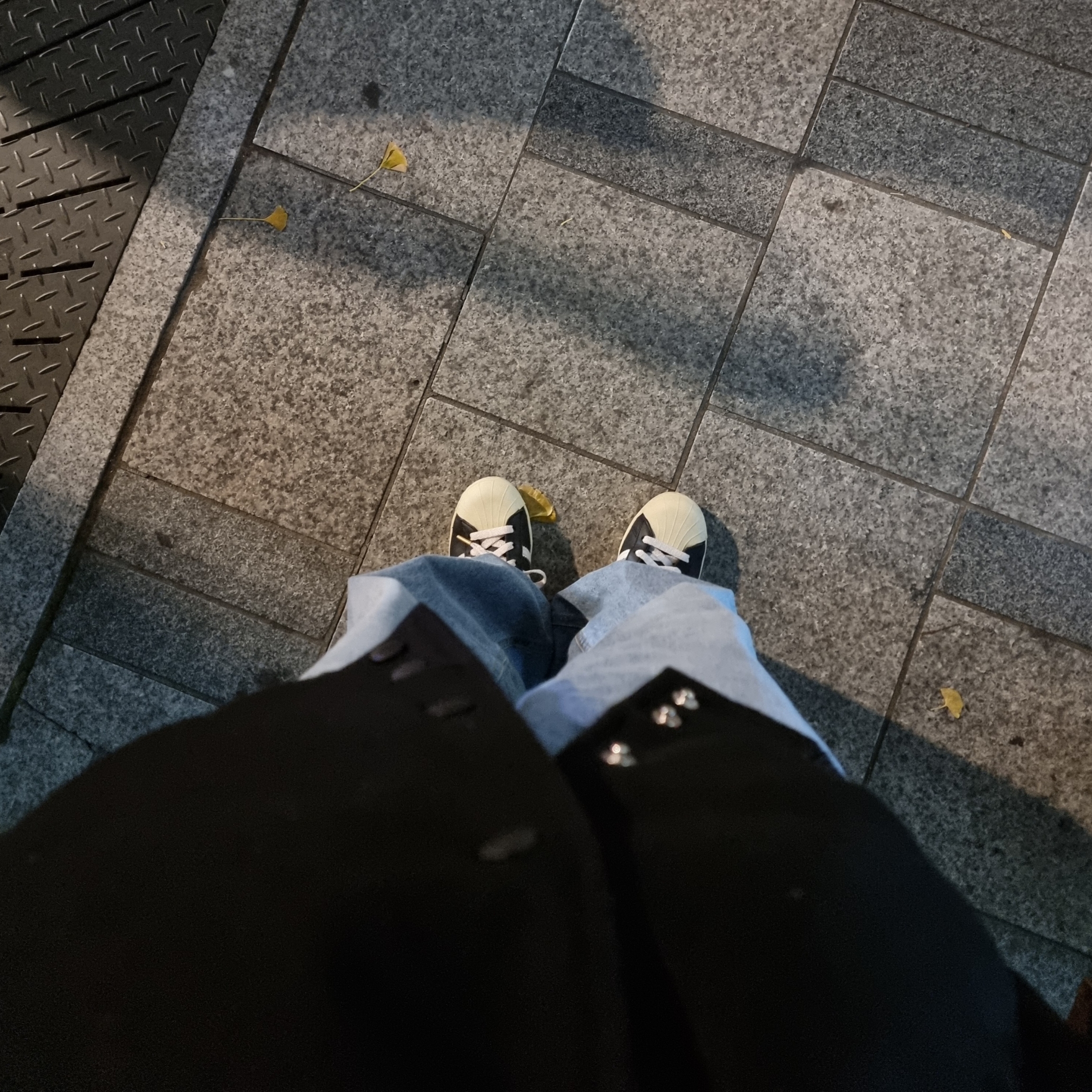 Adidas Superstar Premium Black White 착용 스타일