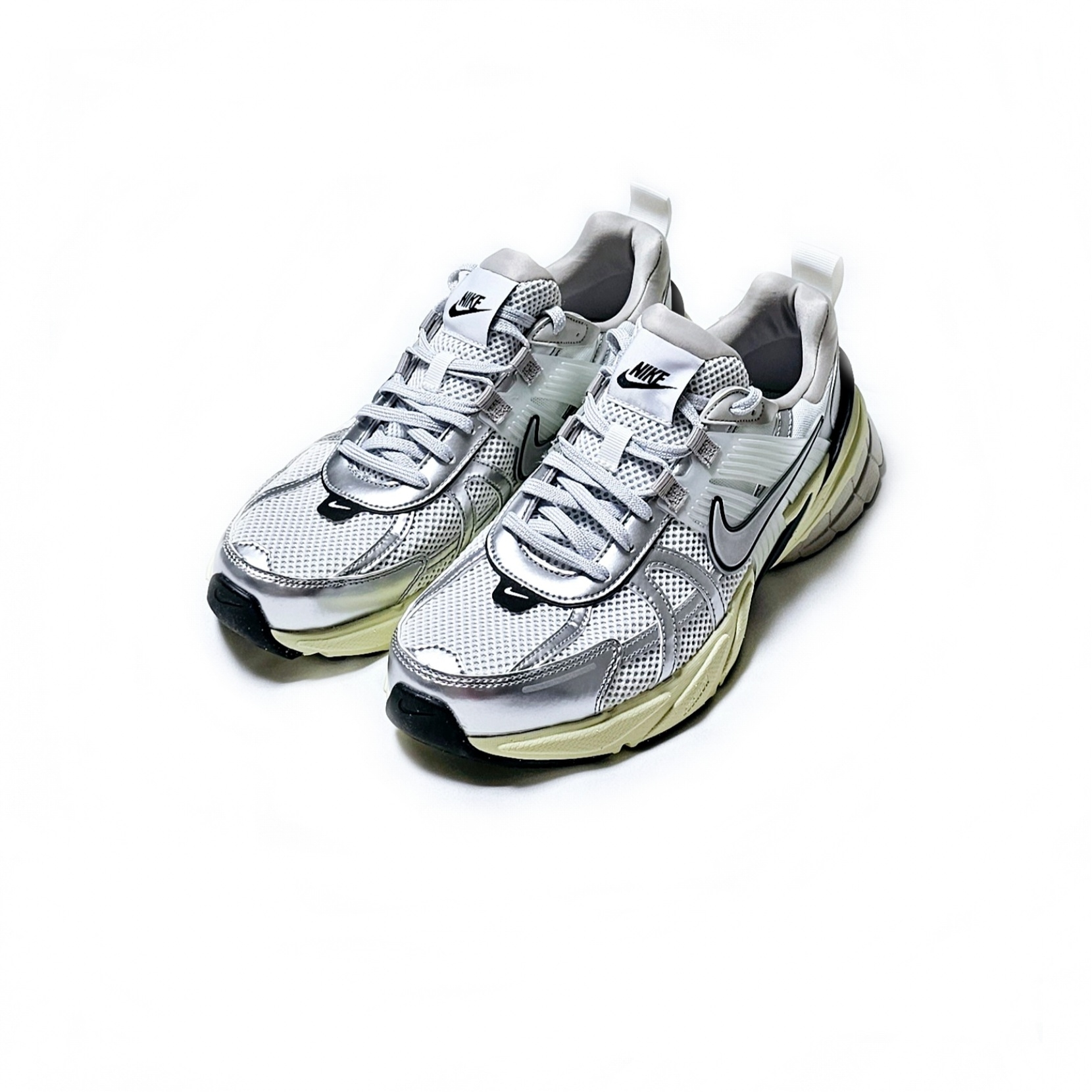 Nike V2K Run Summit White Metallic Silver 착용 스타일 - 5
