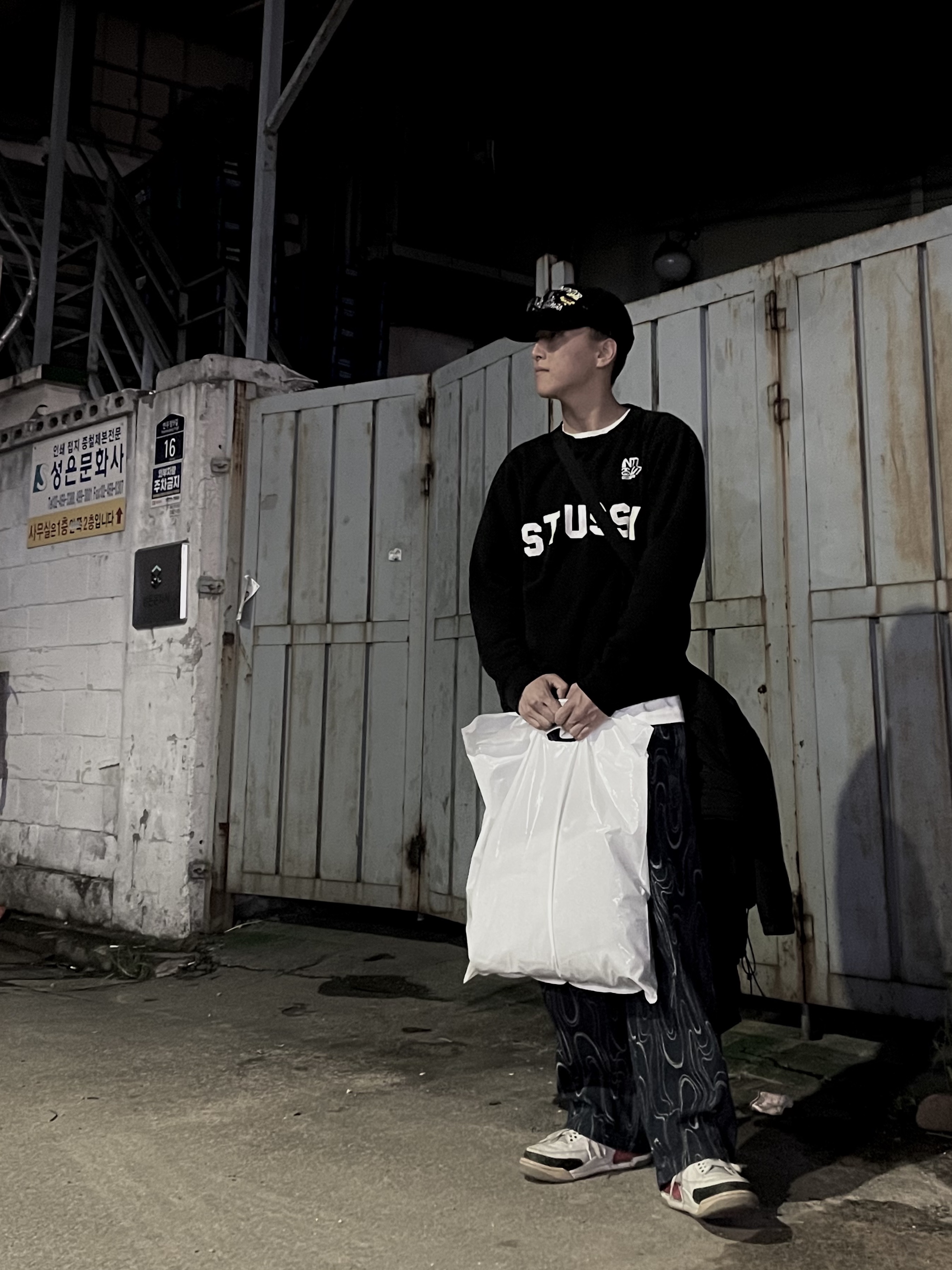 Jordan 3 Retro Fire Red 2013, Supreme x The North Face Trekking Convertible Jacket Black - 22SS 착용 스타일 - 1