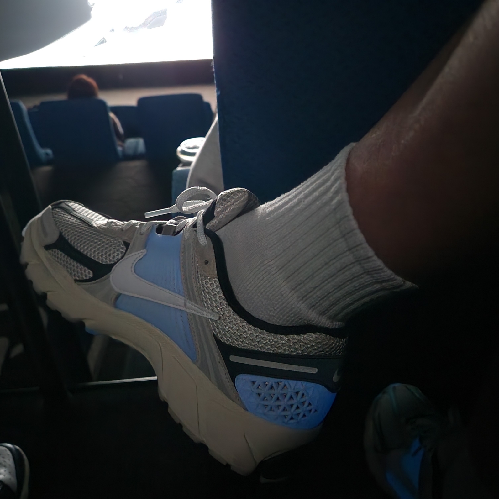 Nike Zoom Vomero 5 Light Bone and Black 착용 스타일