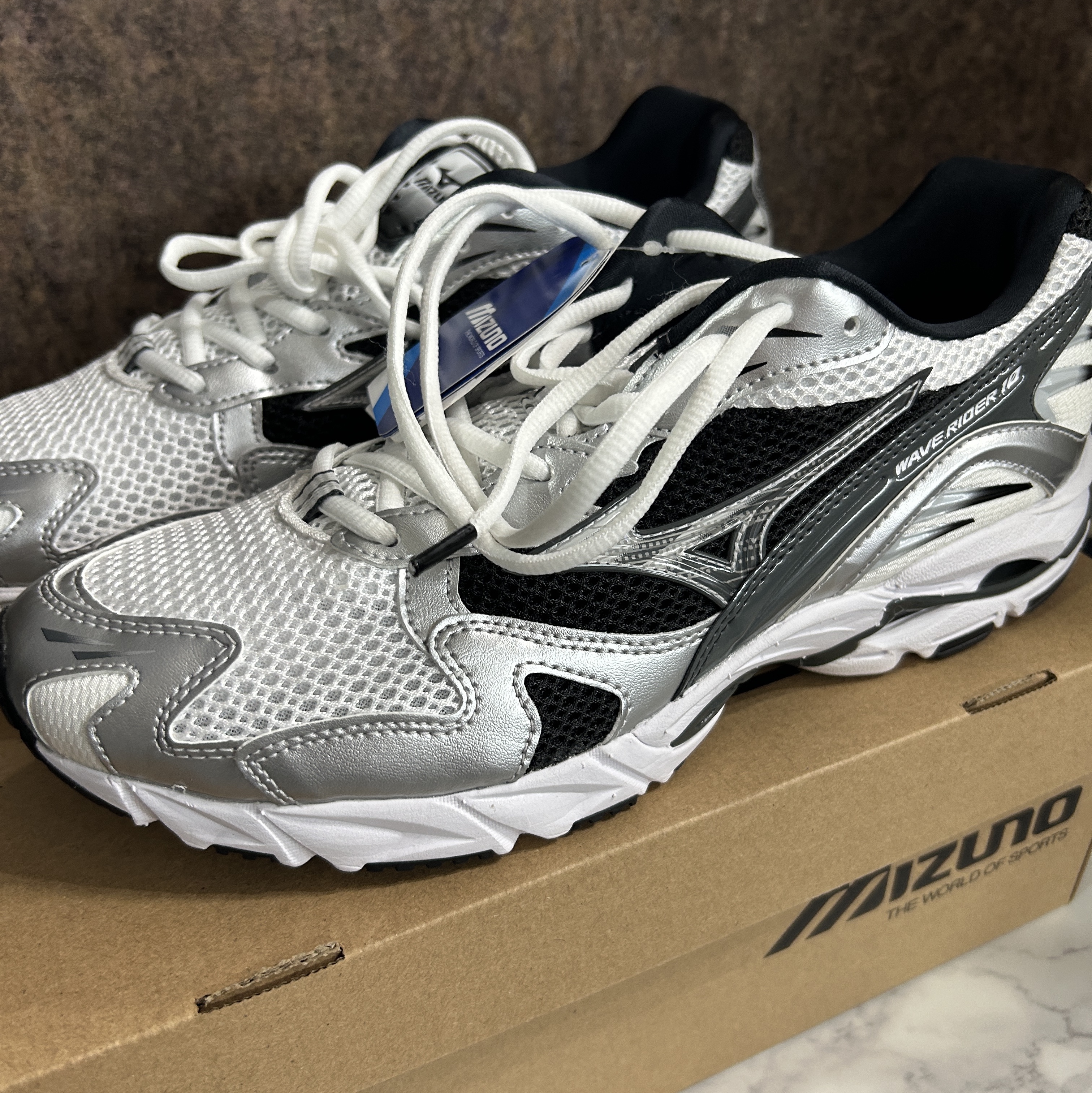 Mizuno Wave Rider 10 White Silver Black 착용 스타일