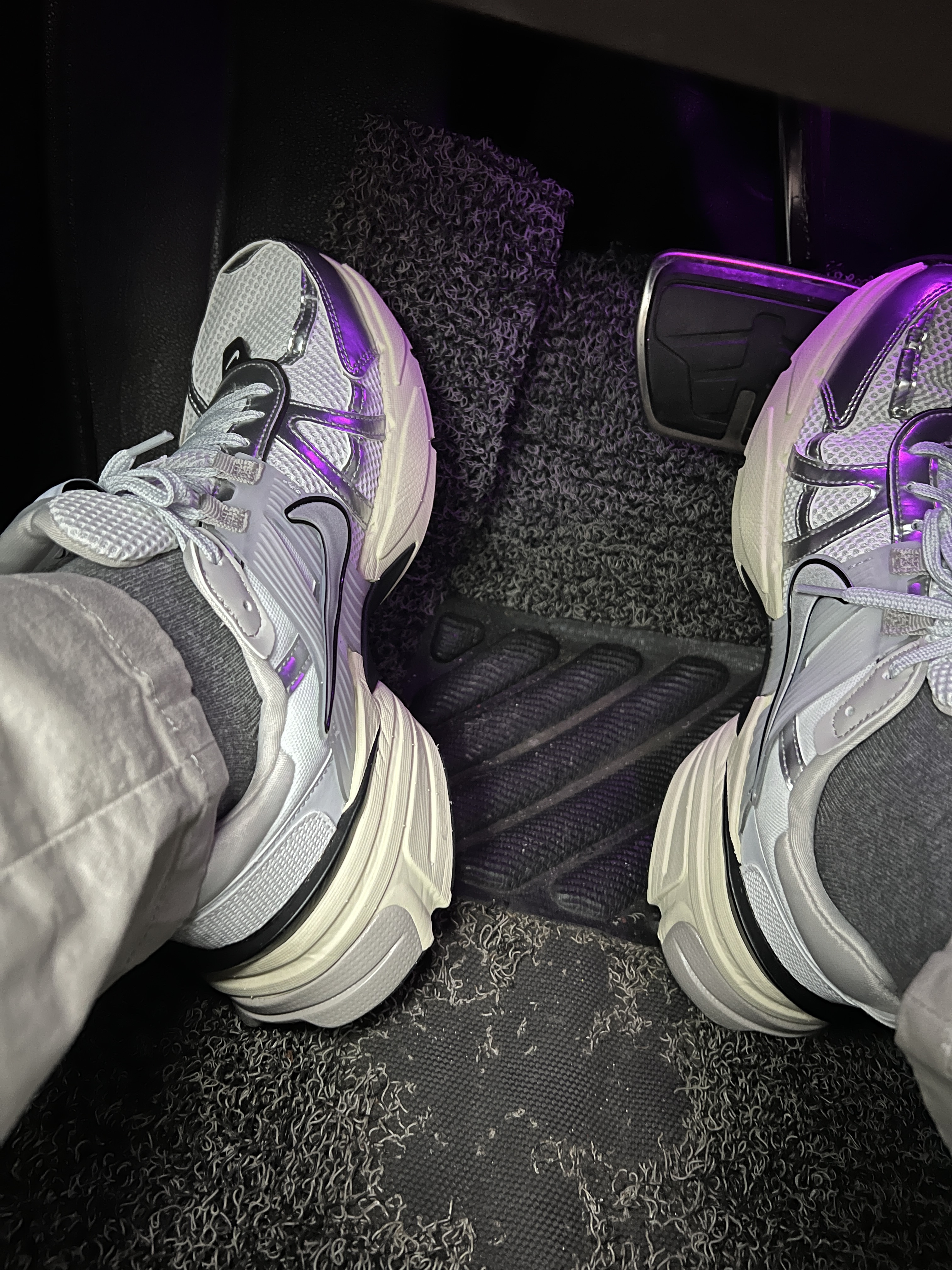 Nike V2K Run Summit White Metallic Silver 착용 스타일